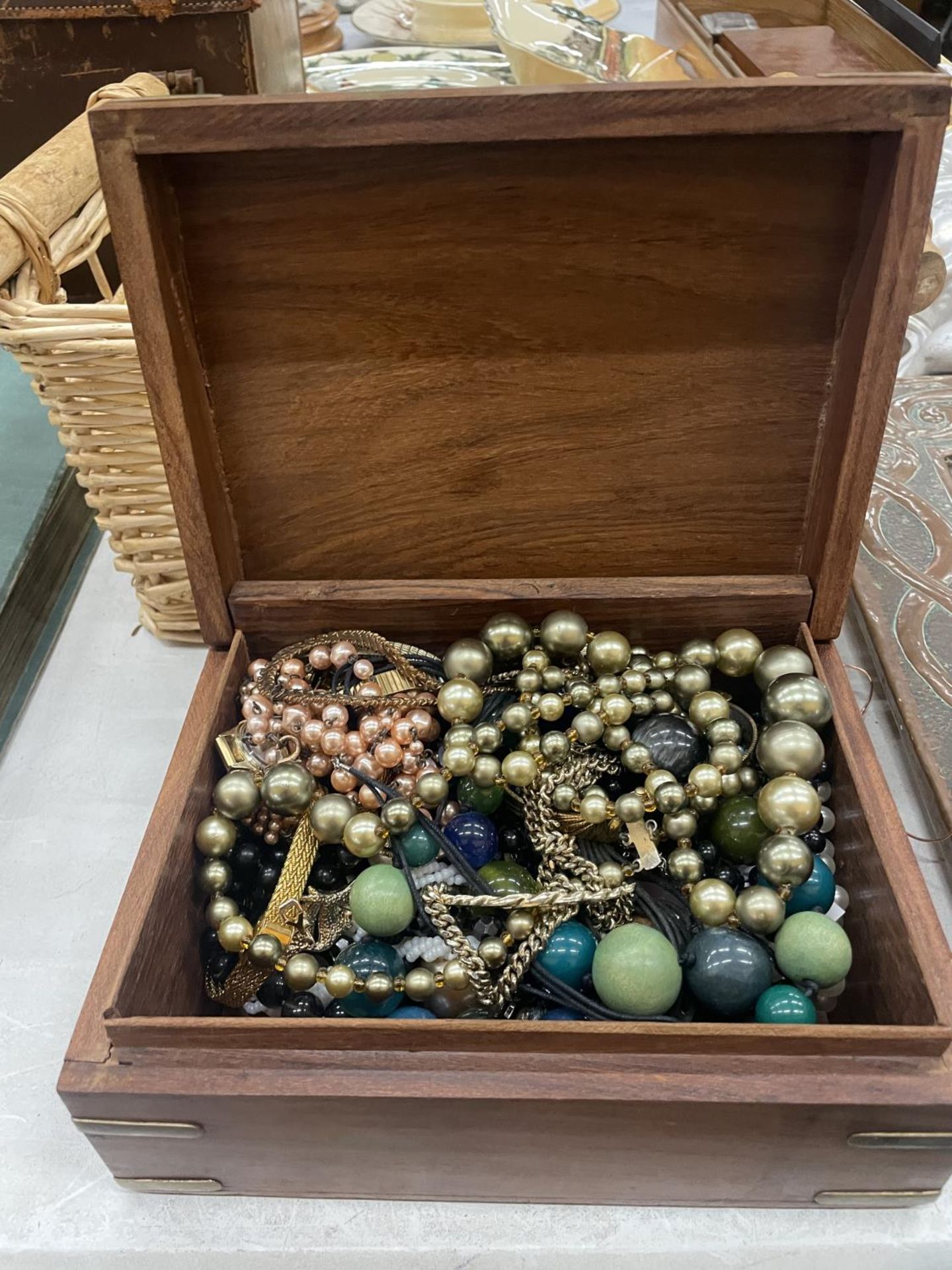 A VINTAGE WOOD AND BRASS BOX TO INCLUDE A QUANTITY OF COSTUME JEWELLERY