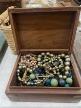 A VINTAGE WOOD AND BRASS BOX TO INCLUDE A QUANTITY OF COSTUME JEWELLERY