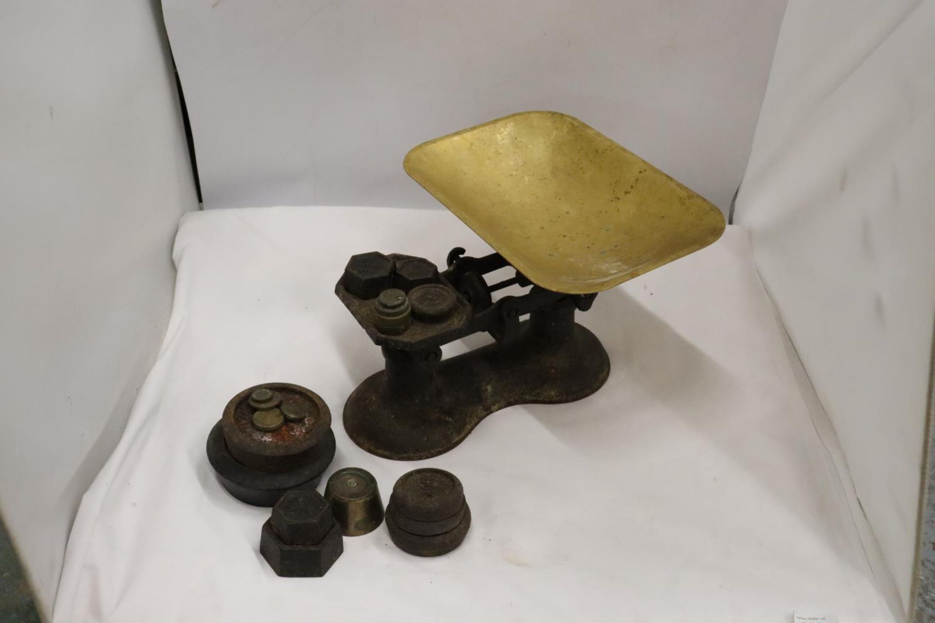 A HEAVY CAST SET OF VINTAGE SCALES WITH A BRASS PAN AND WEIGHTS - Image 2 of 6