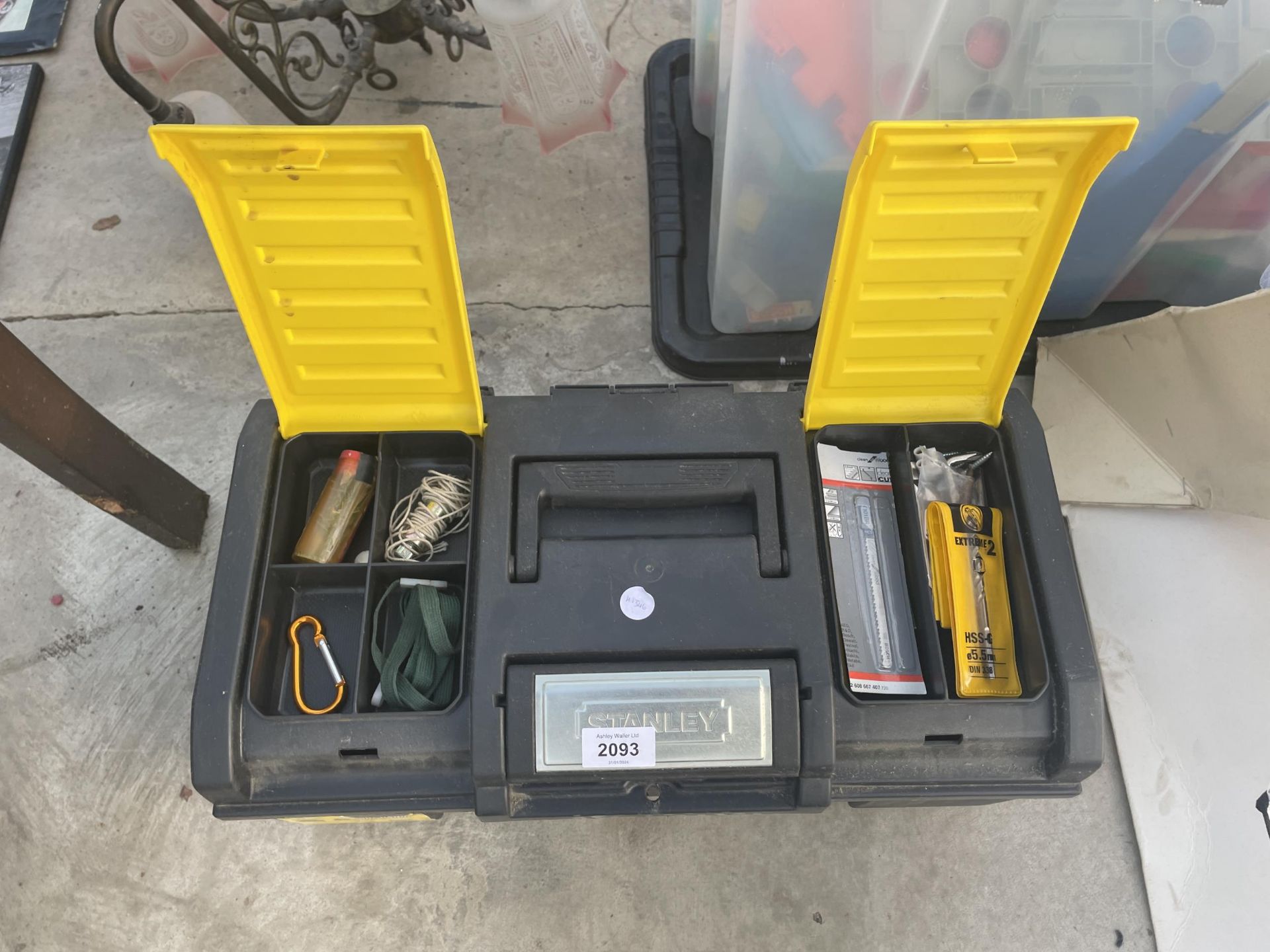 A PLASTIC STANLEY TOOL BOX CONTAINING AN ASSORTMENT OF TOOLS TO INCLUDE SPANNERS AND SCREW DRIVERS - Image 3 of 3