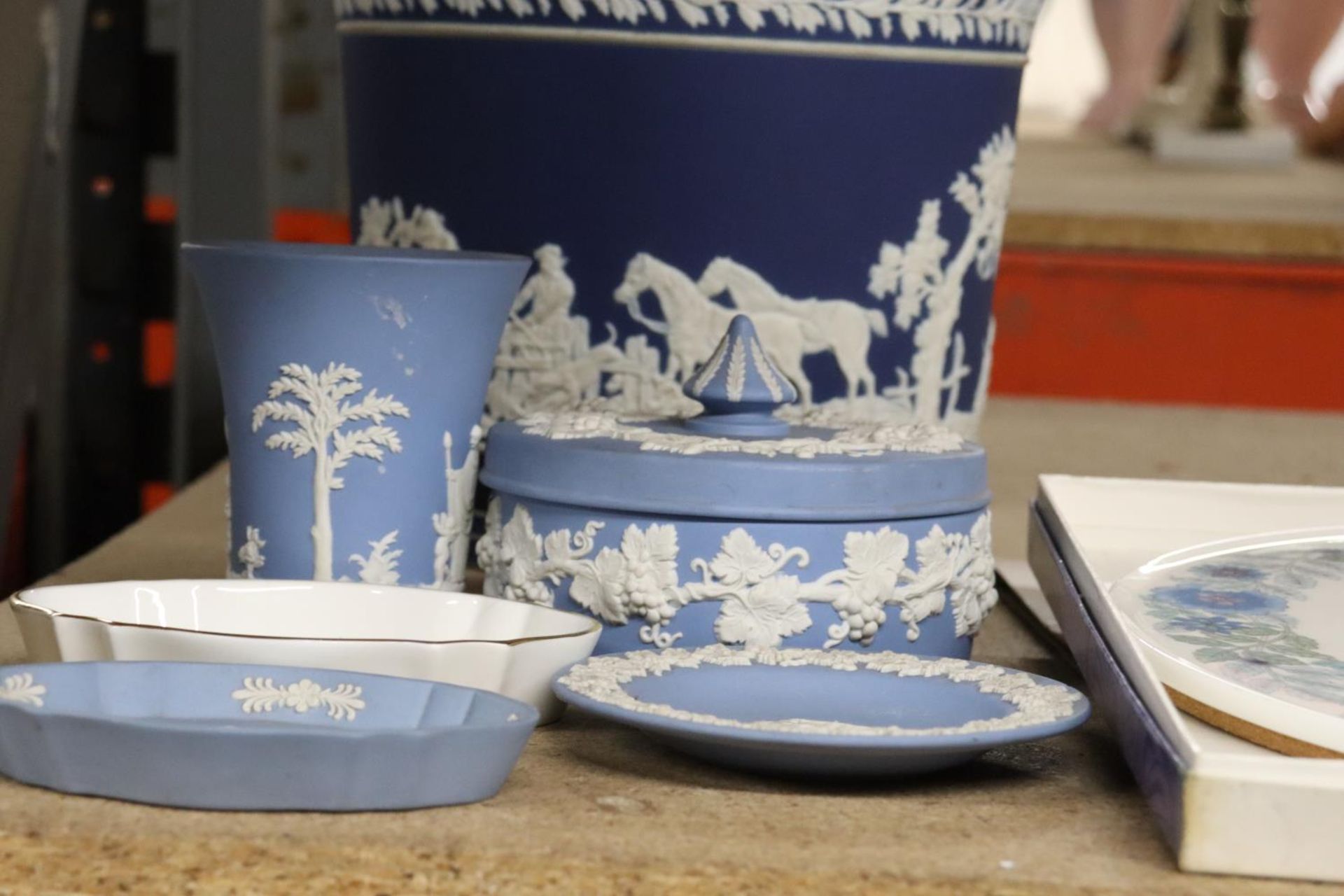 AN ANTIQUE BLUE JASPERWARE JARDINIERE TOGETHER WITH OTHER WEDGWOOD ITEMS TO INCLUDE A CLEMENTINE - Image 3 of 4