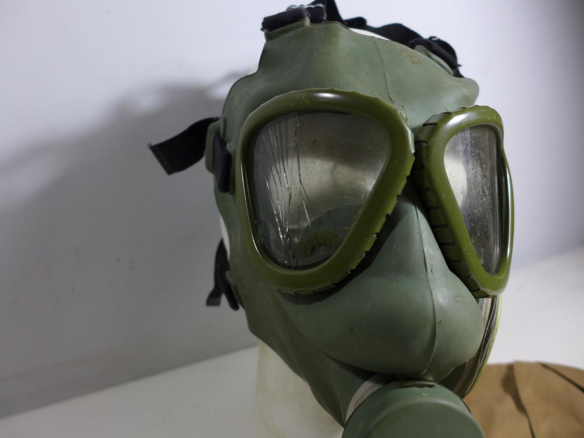 A LATE 20TH CENTURY GAS MASK, GOGGLES AND A HAT (3) - Image 2 of 4