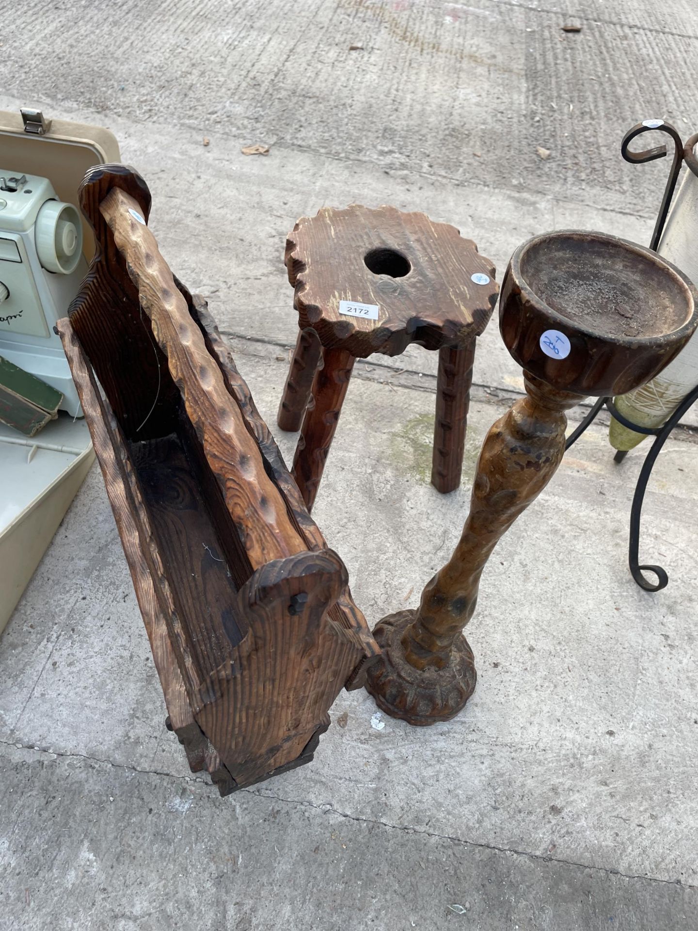 AN ASSORTMENT OF RUSTIC WOODEN ITEMS TO INCLUDE A TRIPOD STOOL AND A SMOKERS STAND ETC