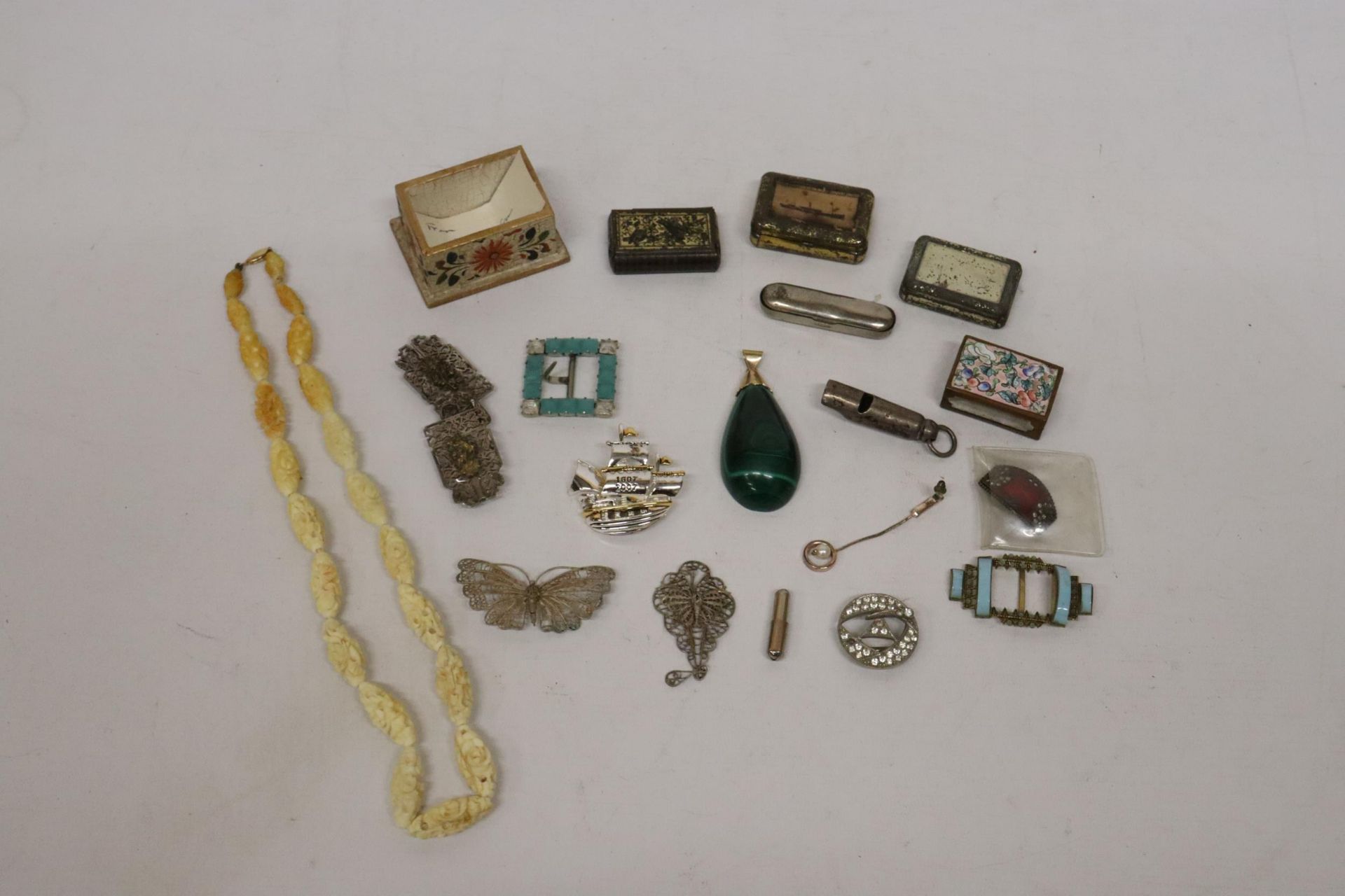 A YELLOW METAL MOUNTED MALACHITE PENDANT, ENAMEL BUCKLES AND OTHER ASSORTED ITEMS