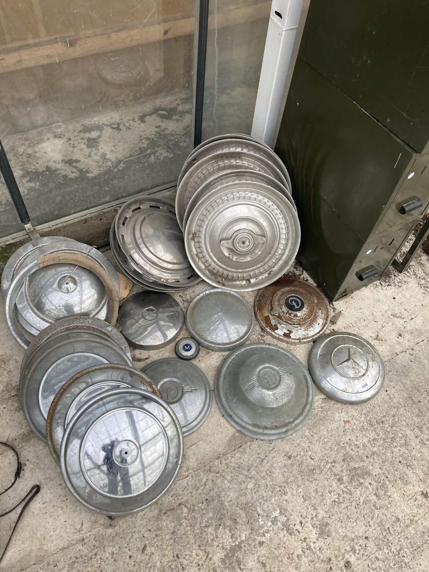 A LARGE COLLECTION OF VINTAGE AUTOMOBILE HUB CAPS