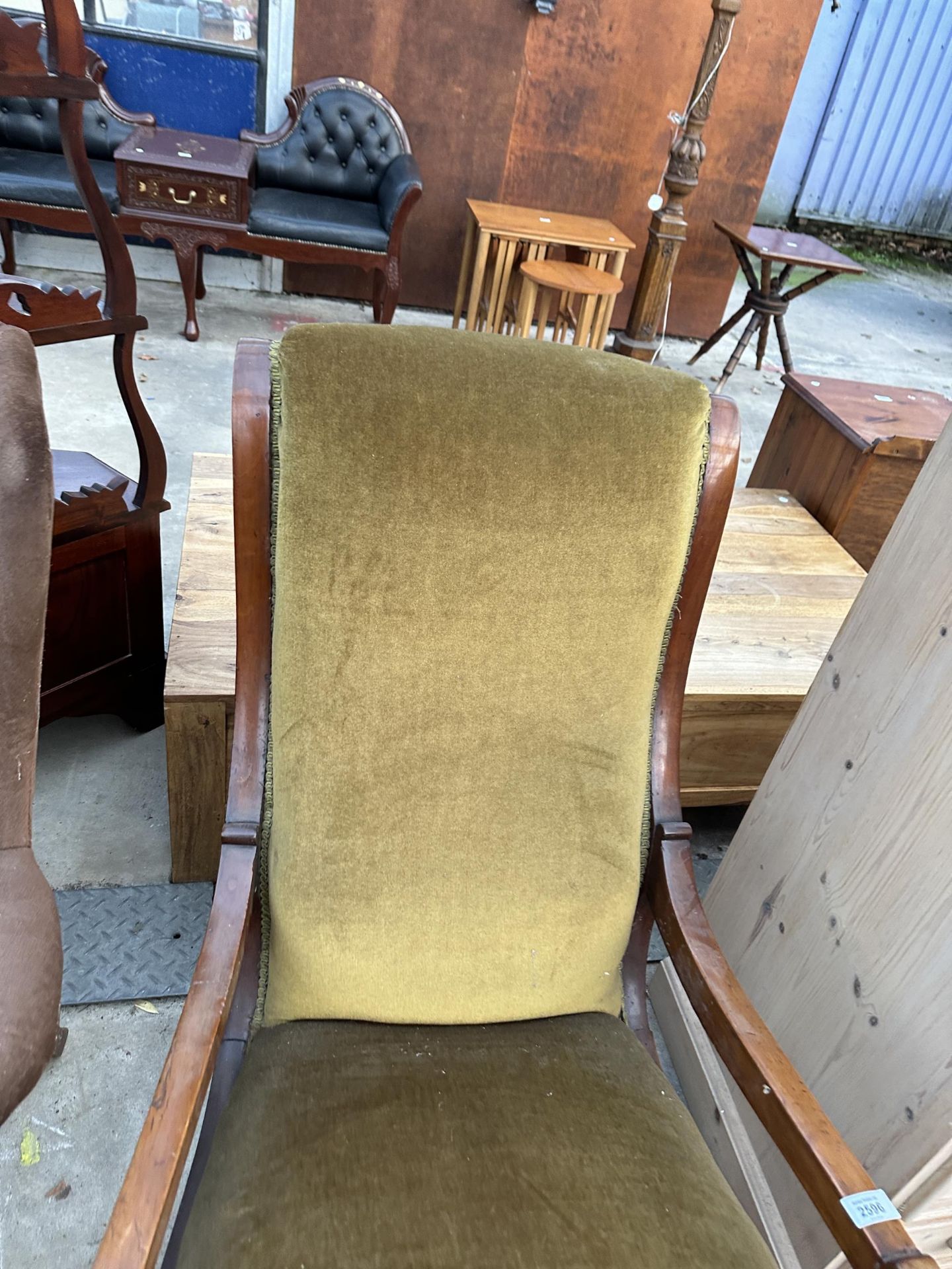 A VICTORIAN MAHOGANY ROCKING CHAIR - Image 2 of 4