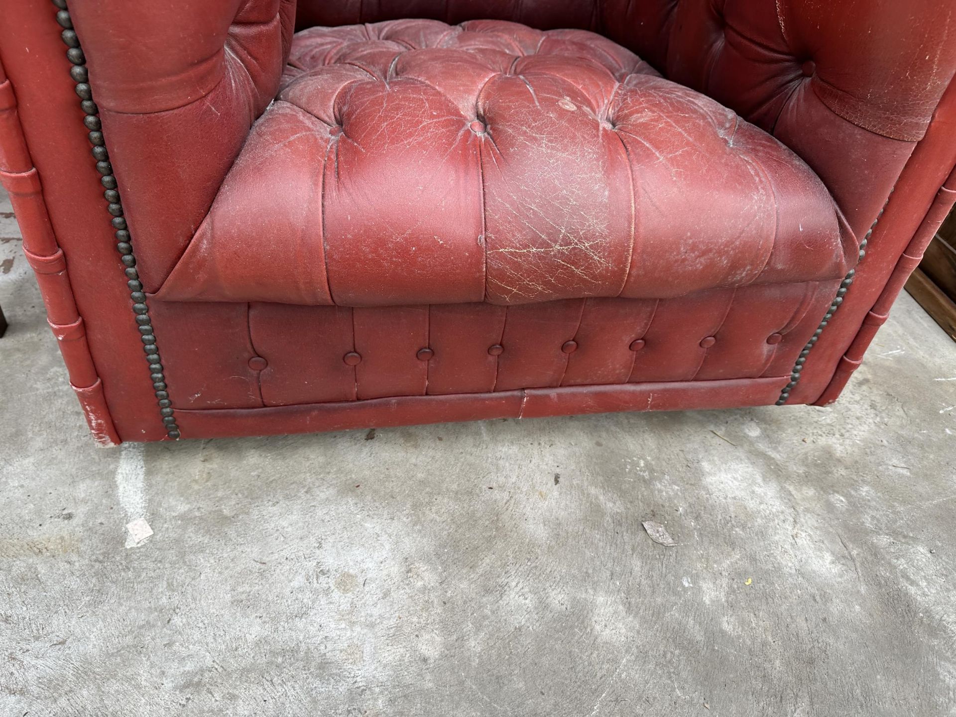 AN OXBLOOD BUTTONED LEATHER ARMCHAIR - Image 4 of 4