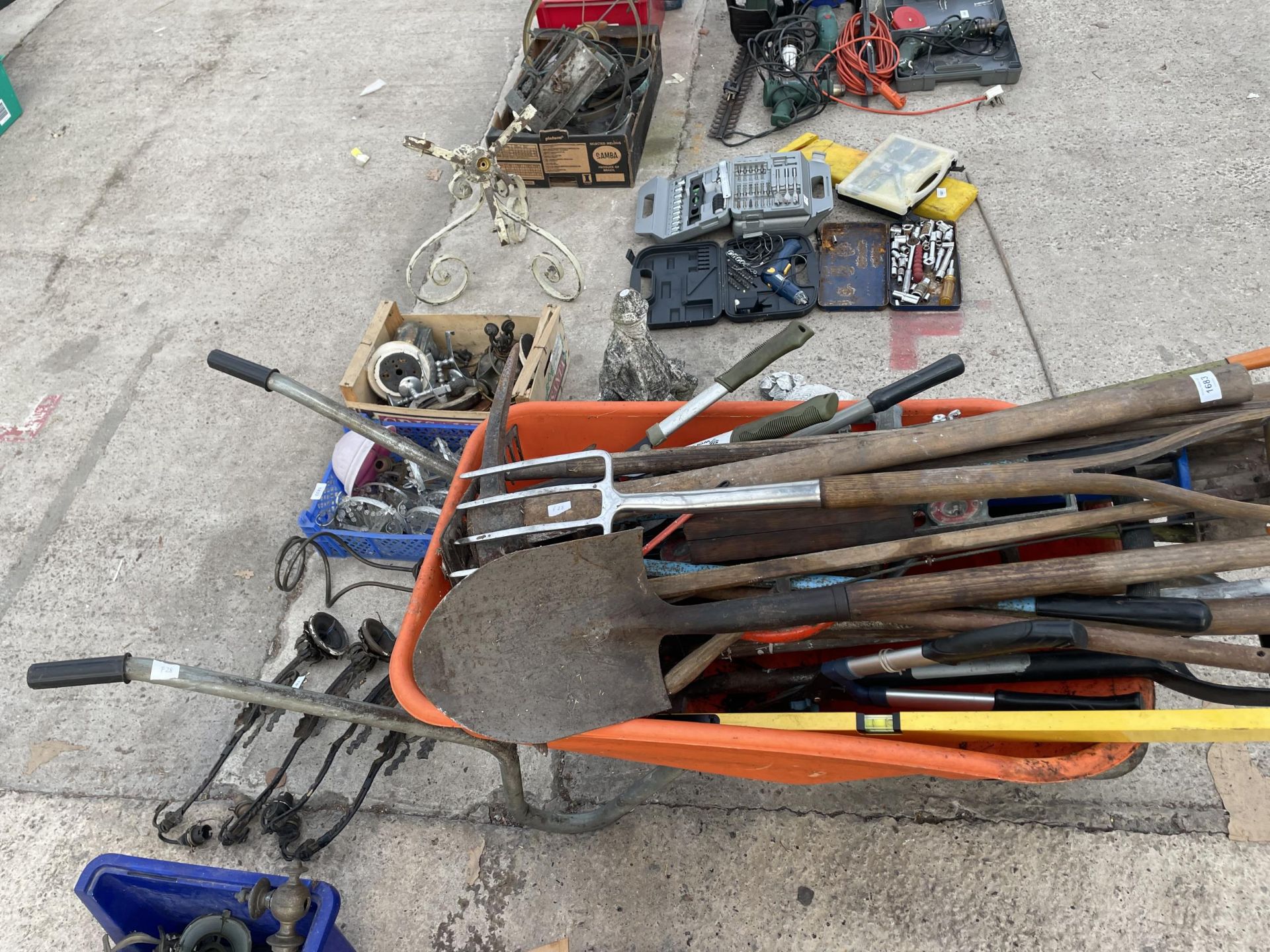 AN ORANGE PLASTIC WHEEL BARROW WITH A LARGE ASSORTMENT OF GARDEN TOOLS TO INCLUDE SPADES, FORKS - Image 2 of 4