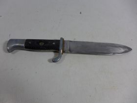 A NAZI GERMANY HITLER YOUTH KNIFE, 13CM BLADE, LENGTH 24CM, LACKING EMBLEM