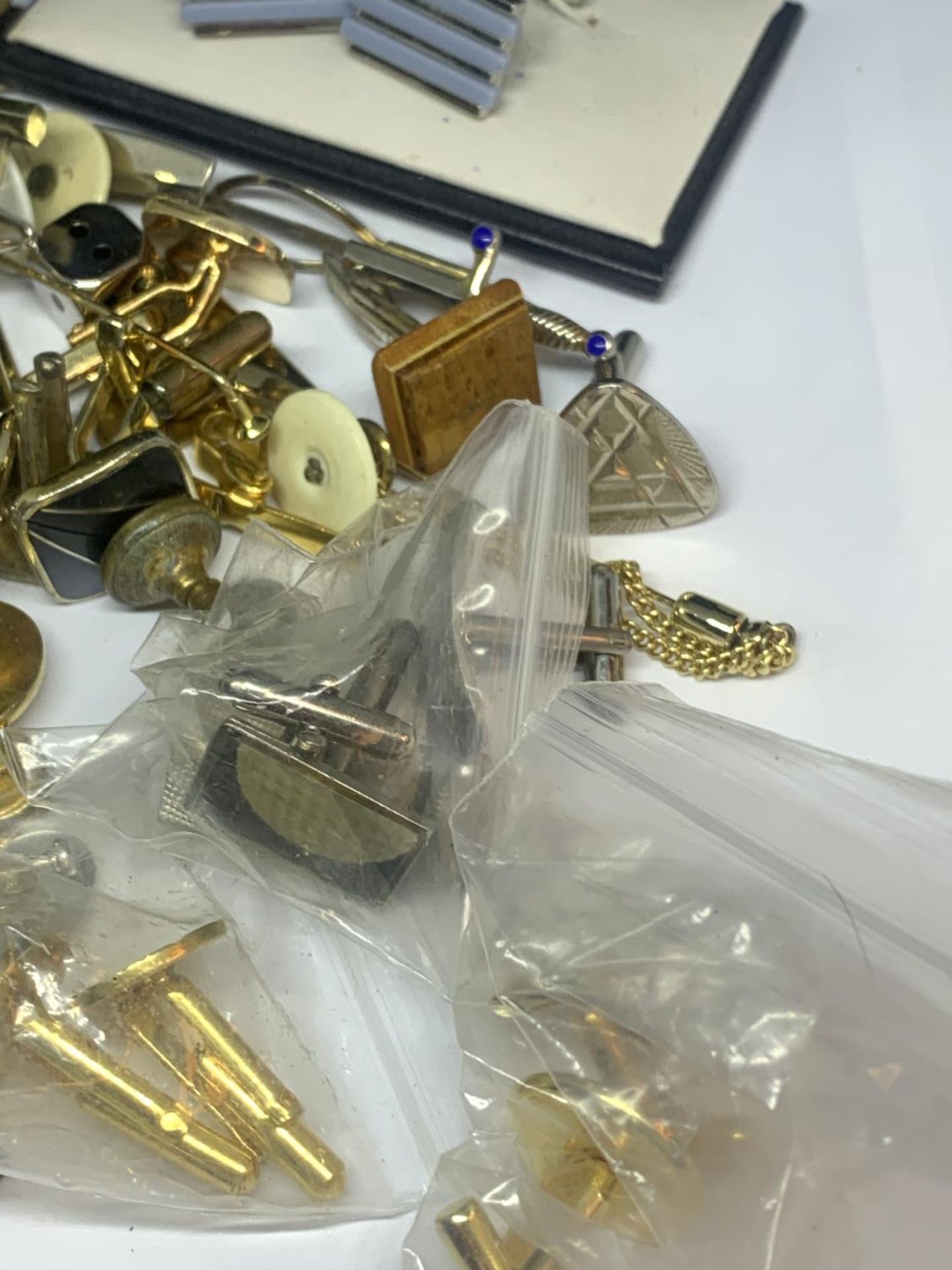 A LARGE QUANTIY OF CUFFLINKS AND TIE PINS - Bild 5 aus 7