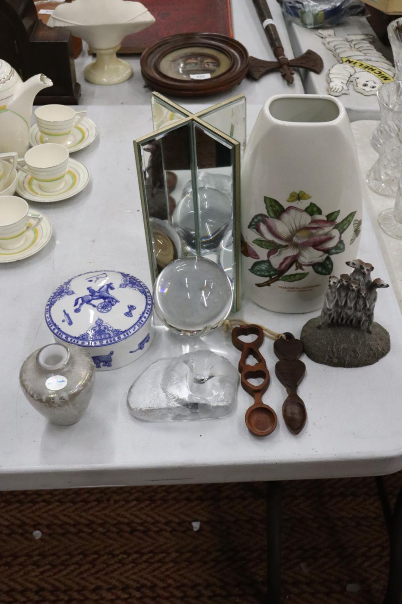 A MIXED LOT OF ITEMS TO INCLUDE A CRYSTAL BALL, A SPODE TRINKET BOX, PORTMEIRION VASE, SMALL - Image 2 of 5