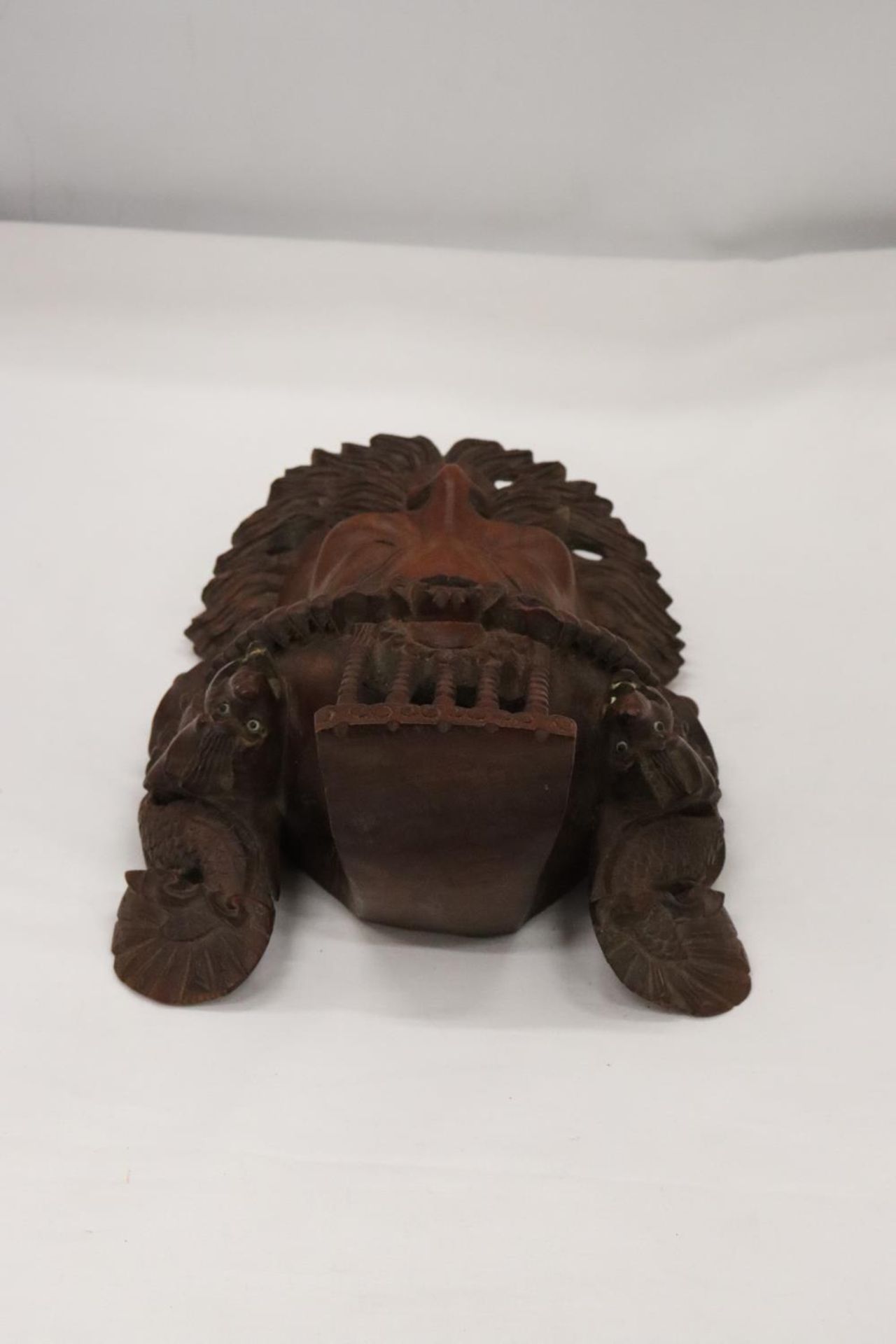 AN ASIAN STYLE CARVED WOODEN MASK - Image 4 of 6