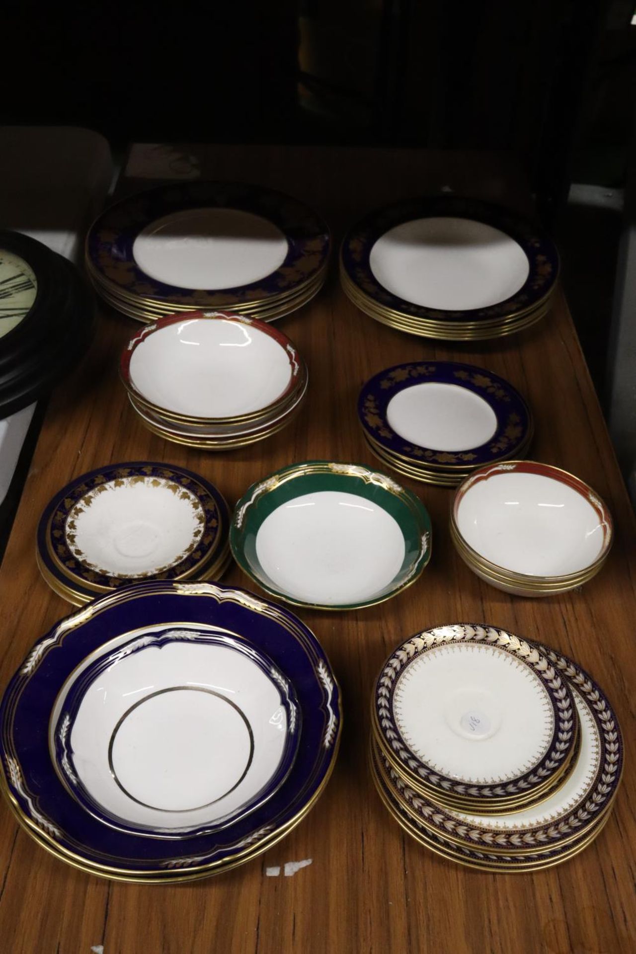 A QUANTITY OF PLATES AND BOWLS TO INLUDE CAVERSWALL DINNER PLATES, SPODE BOWLS, ETC.,