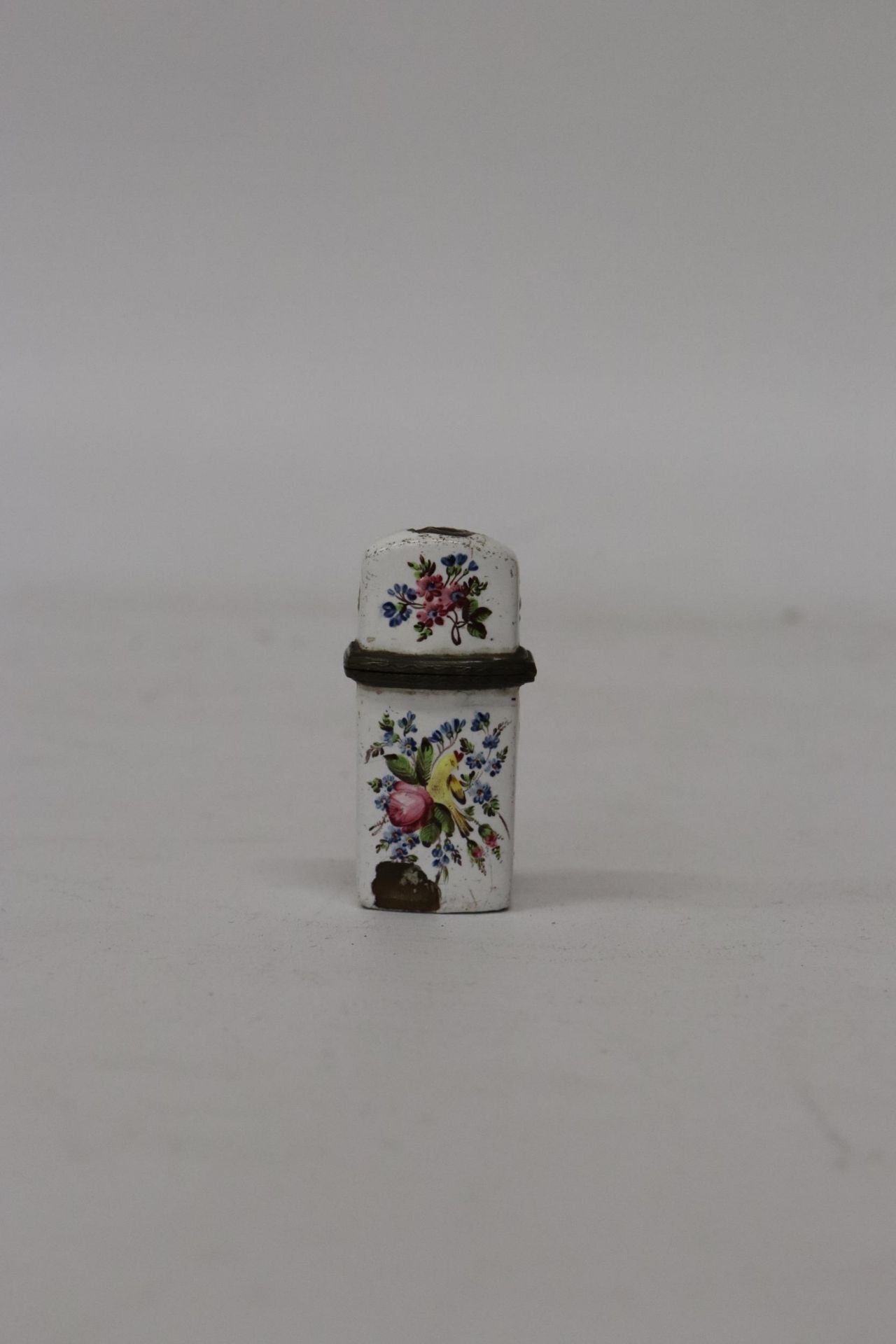 A LATE 18TH CENTURY BILSTON ENAMEL SCENT BOTTLE HOLDER - 5.5 CM (H) - A/F - Image 2 of 5