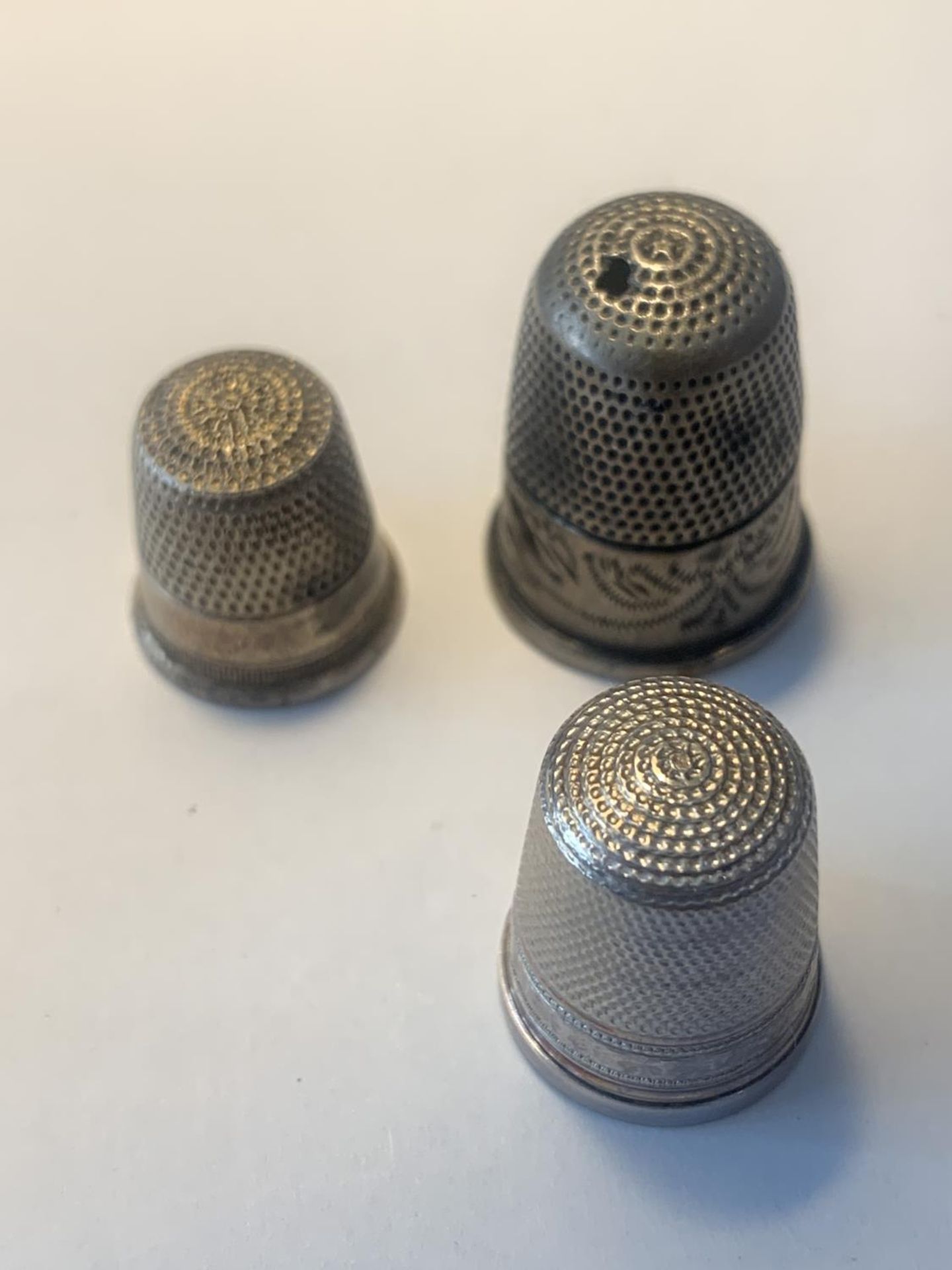 FIVE THIMBLES TO INCLUDE A HALLMARKED BIRMINGHAM, CHESTER, STERLING, INDISTINCT AND A FURTHER - Bild 3 aus 3