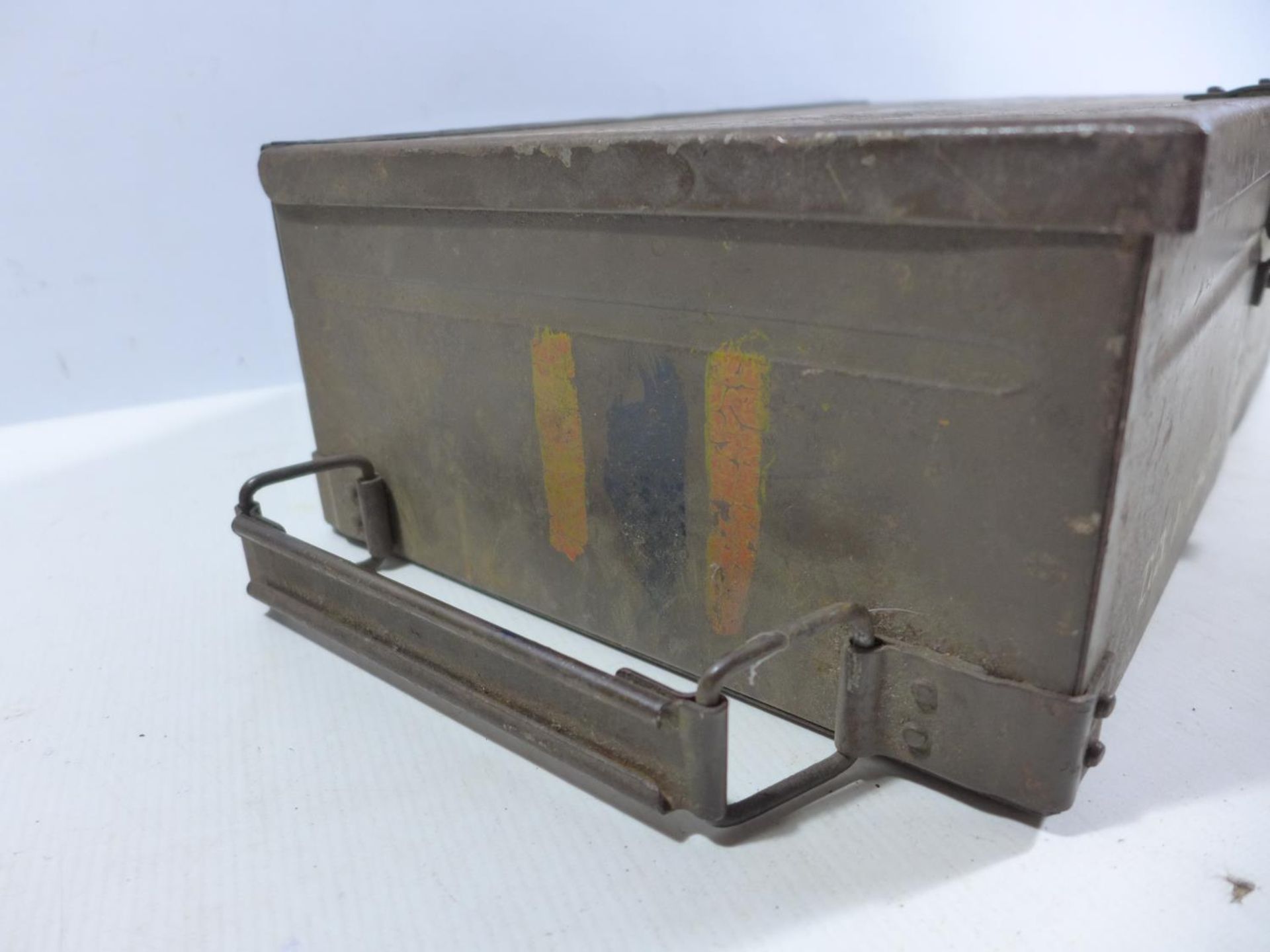 A MID 20TH CENTURY GREEN PAINTED BREN GUN MAGAZINE CASE - Image 2 of 3