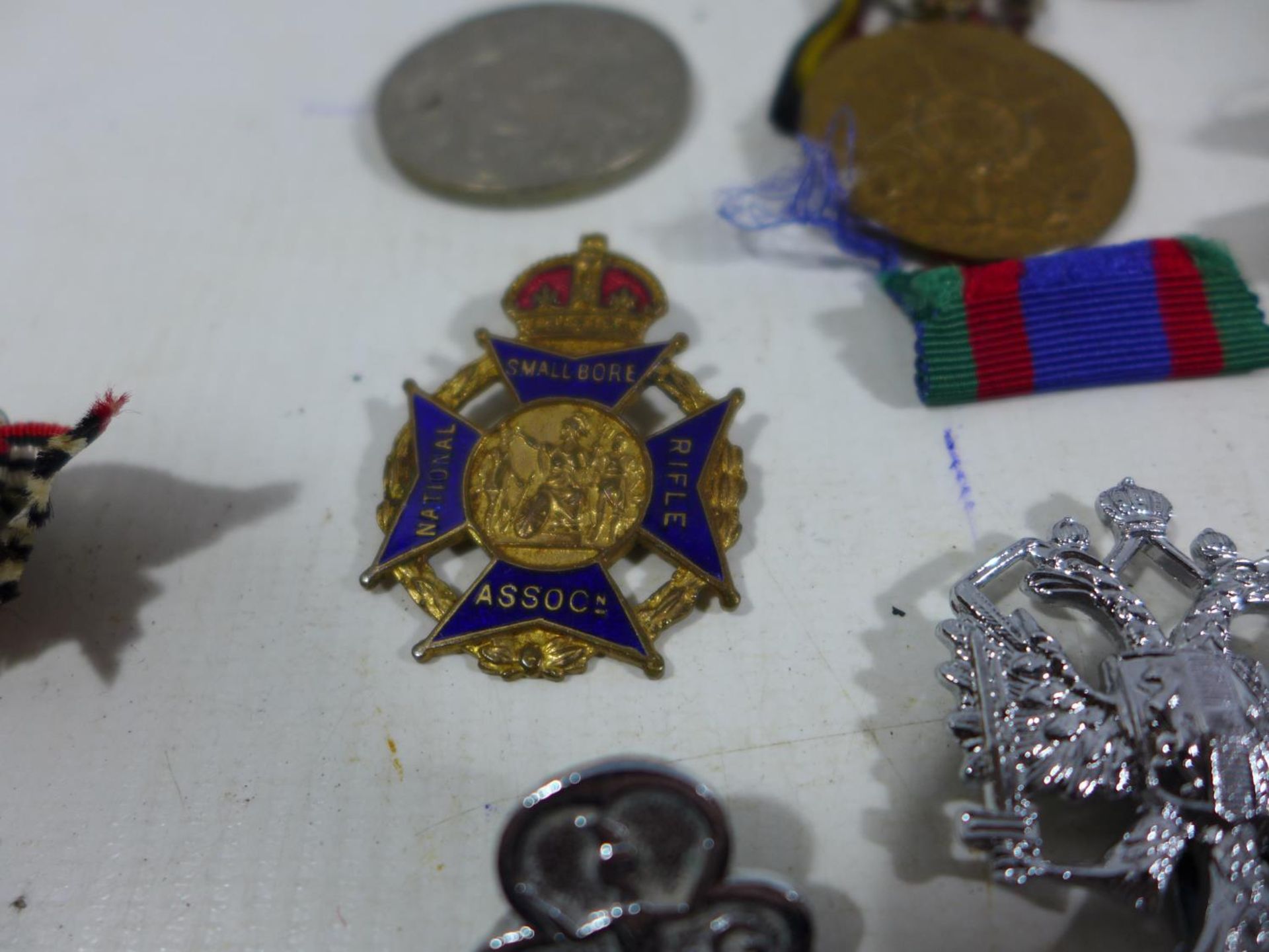 A LARGE COLLECTION OF MEDALS AND ASSORTED MILITARY BADGES, TO INCLUDE WORLD WAR I WAR MERIT CROSS, - Image 8 of 8