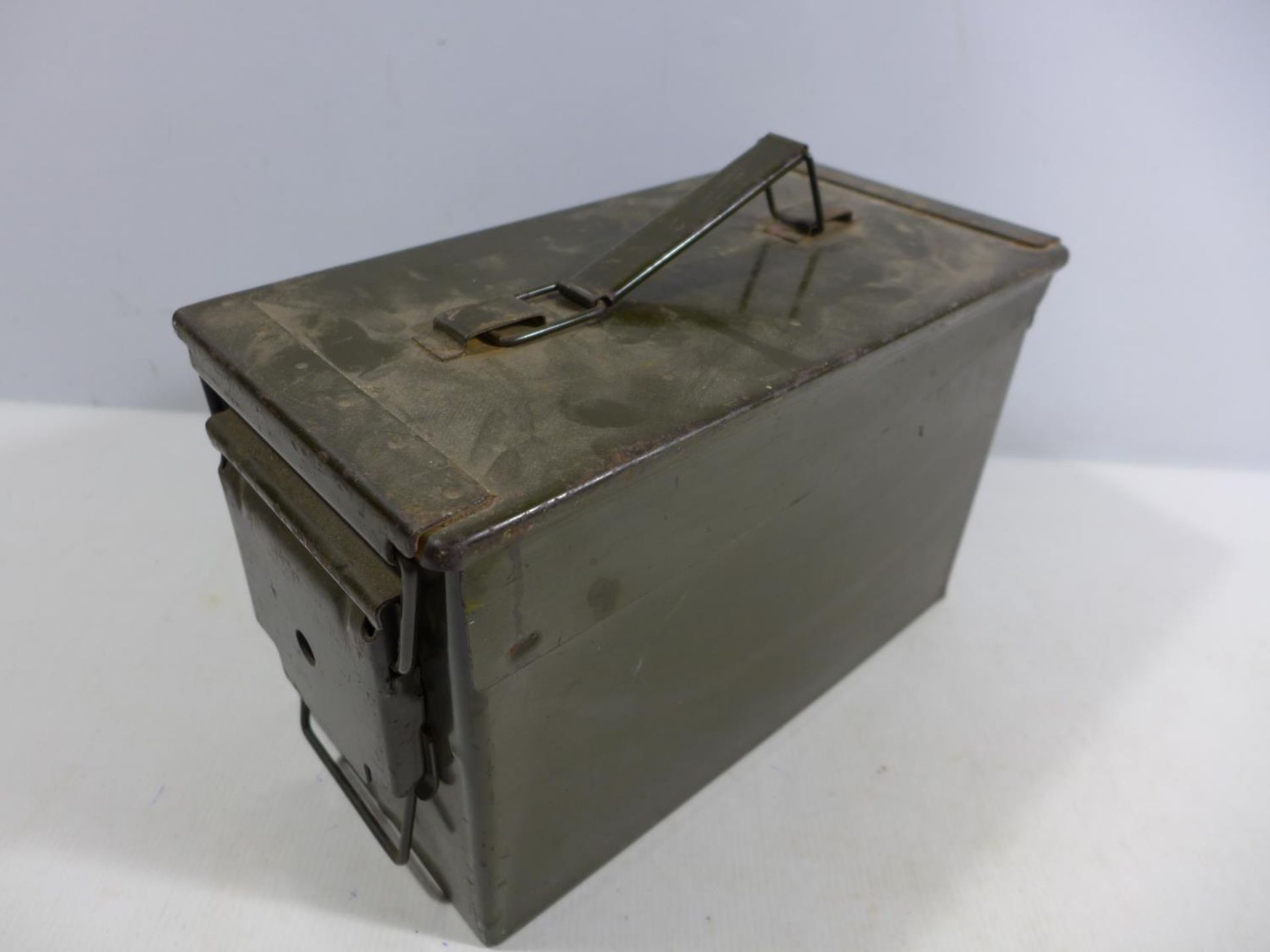 A GREEN PAINTED AMMUNITION BOX - Image 2 of 3