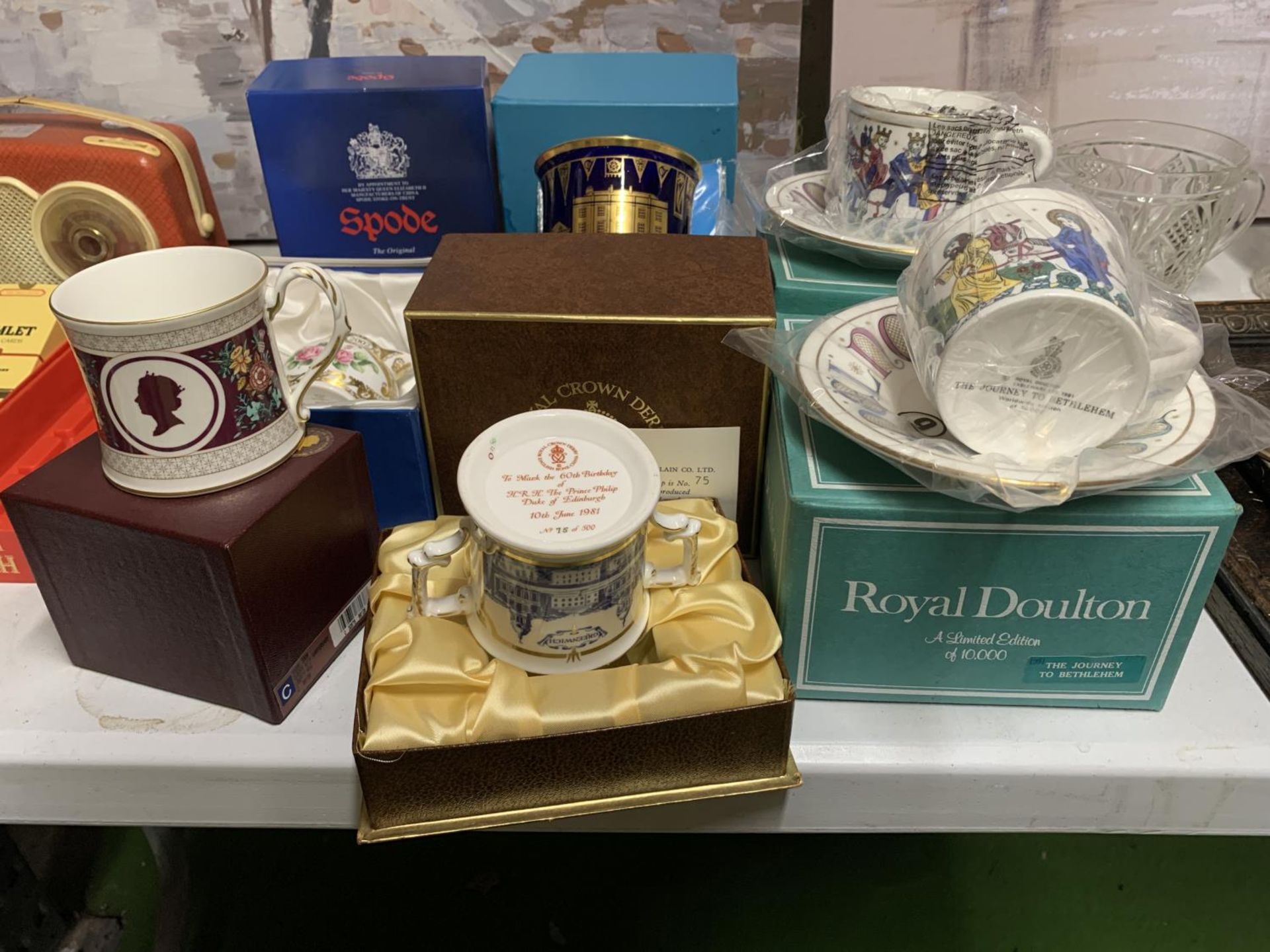 A QUANTITY OF BOXED CHINA AND CERAMICS TO INCLUDE ROYAL DOULTON CHRISTMAS CUPS AND SAUCERS, A - Image 6 of 6