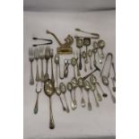 A QUANTITY OF VINTAGE FLATWARE TO INCLUDE A HALLMARKED 'THISTLE' SILVER TEASPOON AND AN OXO SPOON