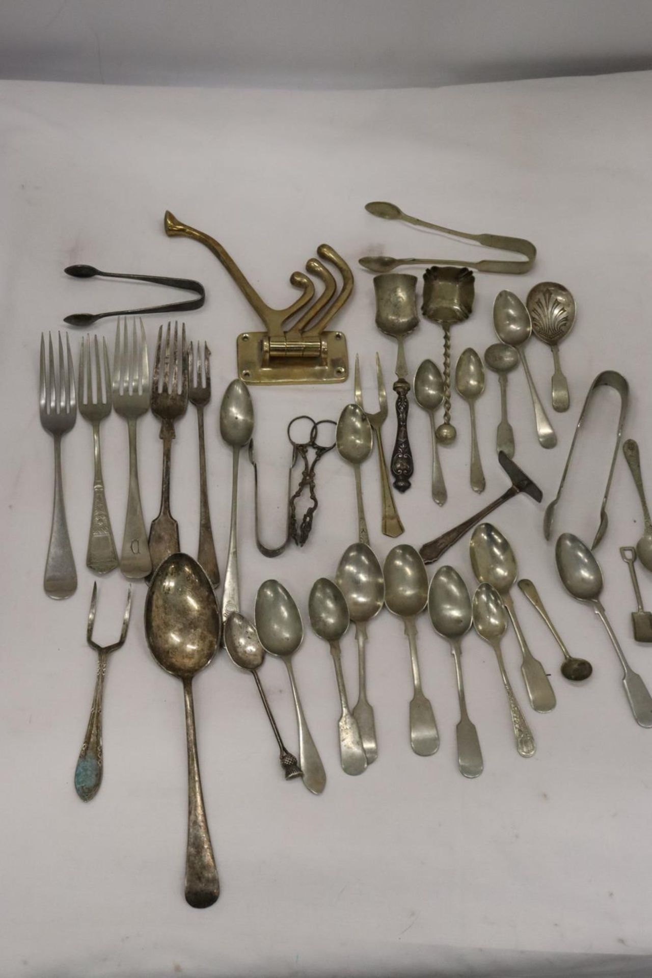 A QUANTITY OF VINTAGE FLATWARE TO INCLUDE A HALLMARKED 'THISTLE' SILVER TEASPOON AND AN OXO SPOON