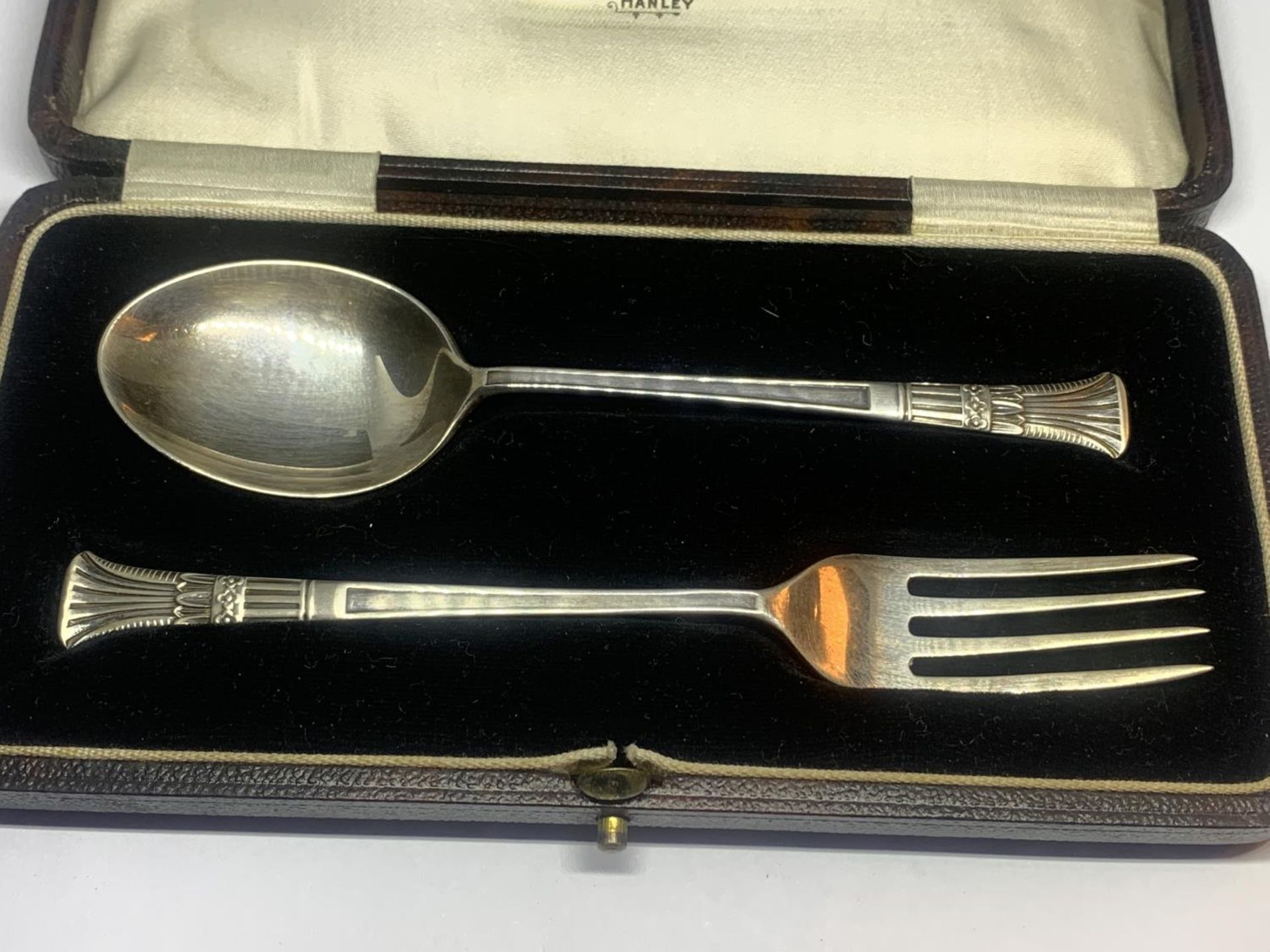 A HALLMARKED BIRMINGHAM SILVER SPOON AND FORK SET IN ORIGINAL PRESENTATION BOX - Image 2 of 3