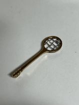 A LATE 2OTH CENTURY 9CT YELLOW GOLD AND DIAMOND TENNIS RACKET PENDANT BY CJ OF SHEFFIELD 1984,