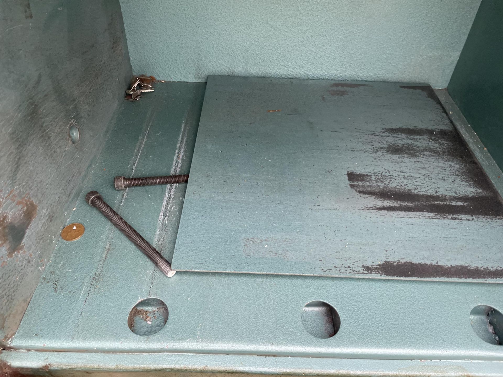 A LARGE HEAVY DUTY SAFE WITH KEY IN THE OFFICE - Image 6 of 9