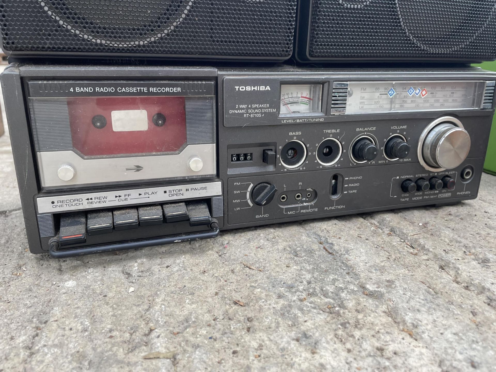 A RETRO TOSHIBA RADIO WITH CASSETTE PLAYER - Bild 2 aus 3