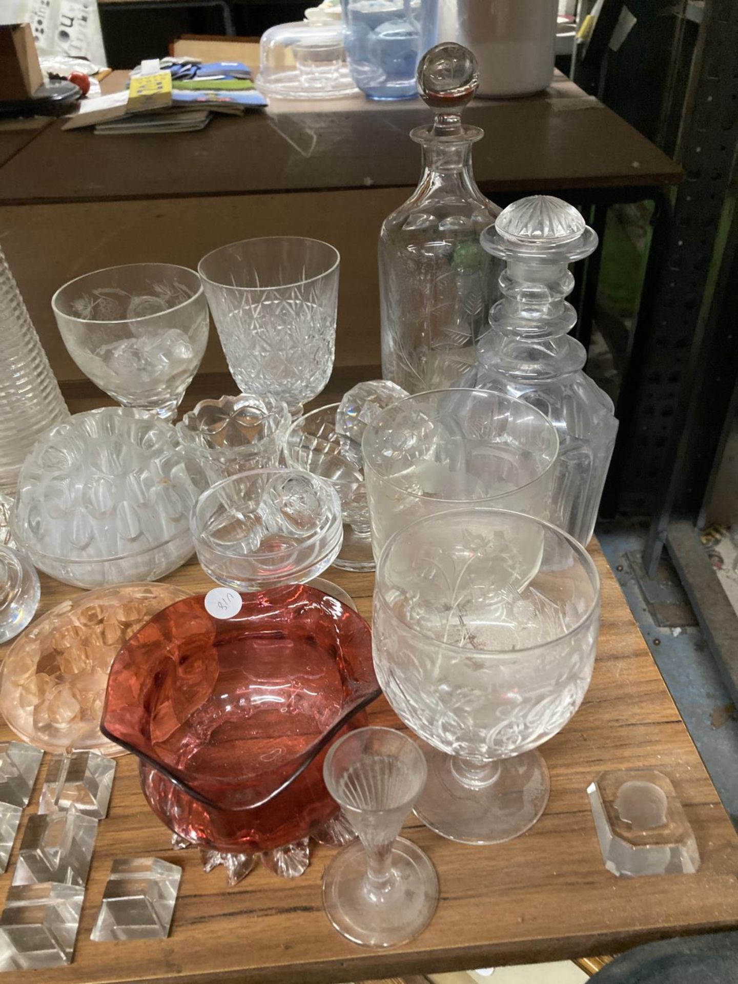 A LARGE QUANTITY OF GLASSWARE TO INCLUDE DECANTERS, NAMECARD HOLDERS, CRANBERRY FOOTED BOWL, - Image 2 of 3