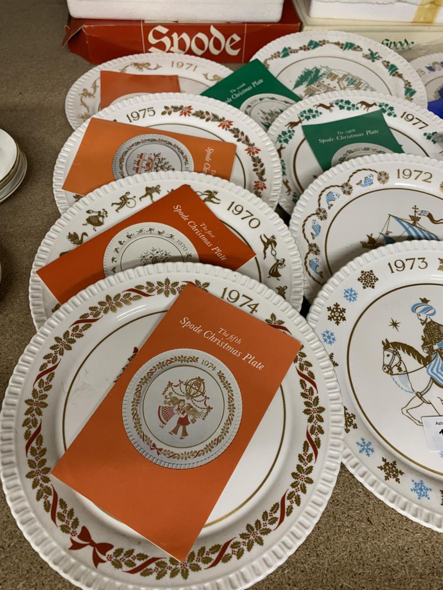 A COLLECTION OF SPODE CHRISTMAS PLATES FROM 1970 TO 1981, MOST BOXED WITH CERTIFICATES - Bild 4 aus 5