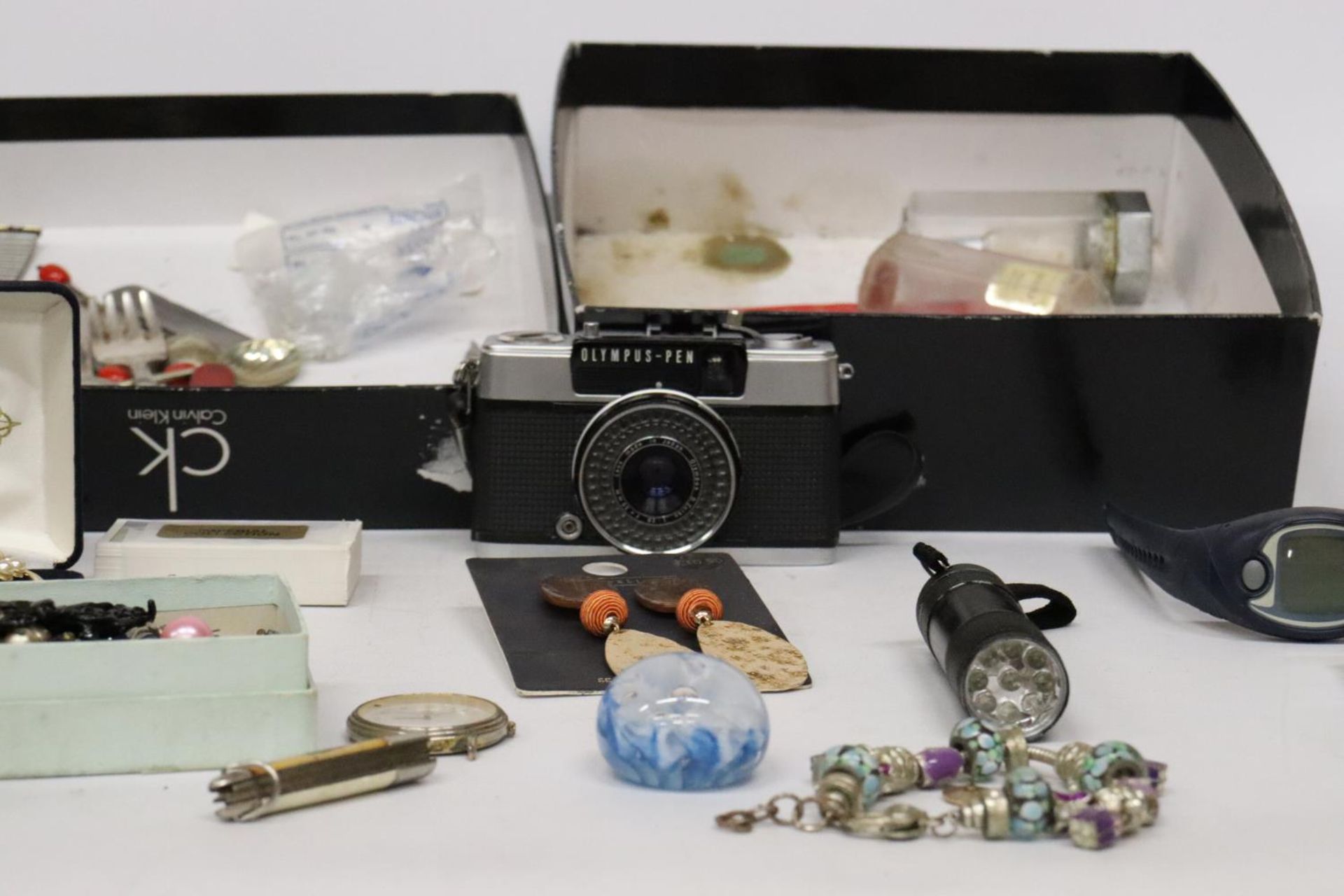 VARIOUS VINTAGE ITEMS TO INCLUDE COSTUME JEWELLERY, CAMERA, WATCHES, FLATWARE ETC - Image 4 of 7