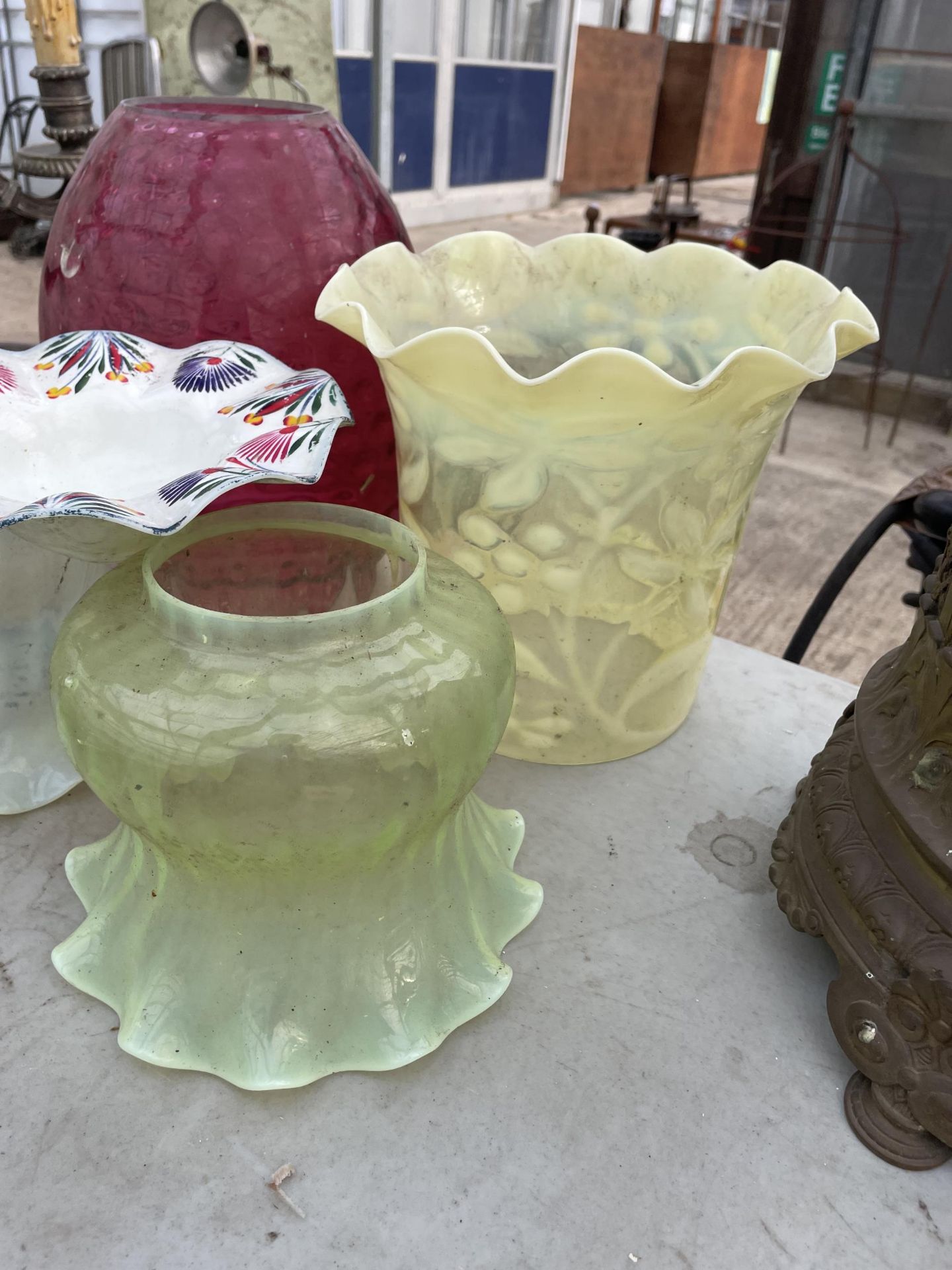 AN ASSORTMENT OF VINTAGE AND RETRO GLASS AND CERAMIC LAMP SHADES - Image 2 of 3