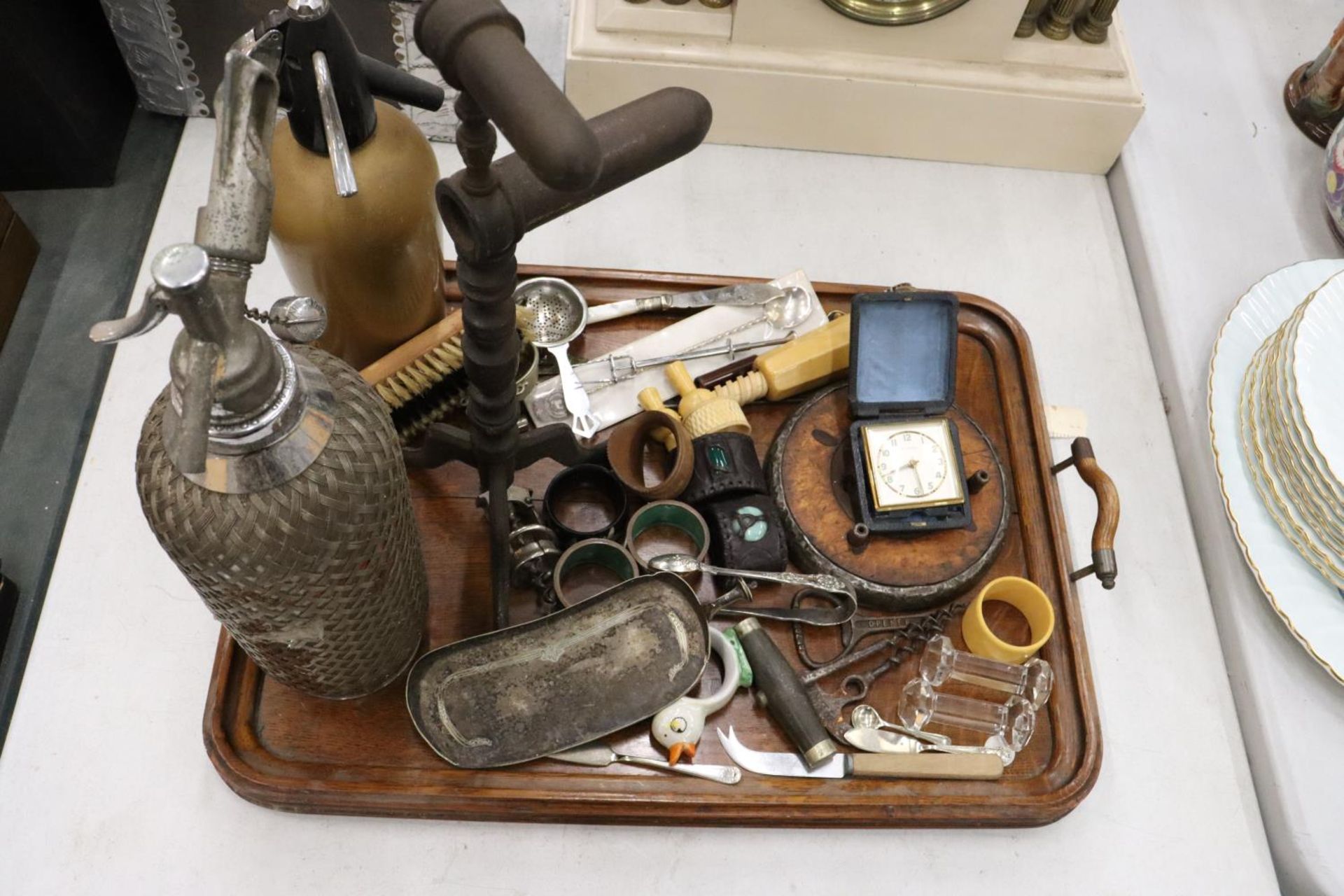 A MIXED VINTAGE LOT TO INCLUDE AN OAK HANDLED TRAY, NAPKIN RINGS, SODA SYPHONS, KNIFE RESTS, - Image 2 of 5