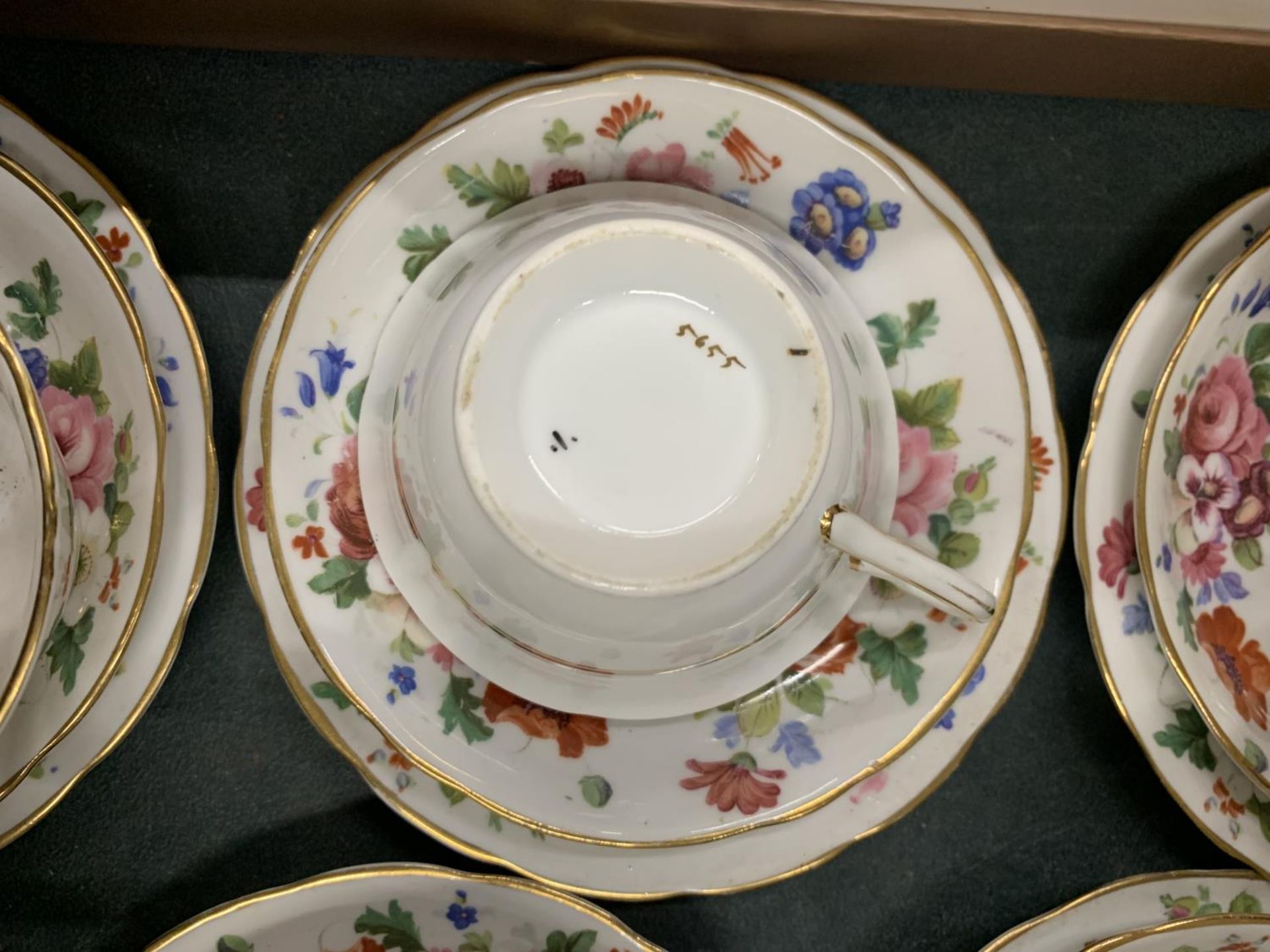 A VINTAGE FLORAL PATTERNED PART TEASET TO INCLUDE CAKE PLATES, CREAM JUG, SUGAR BOWL, CUPS, - Image 2 of 4