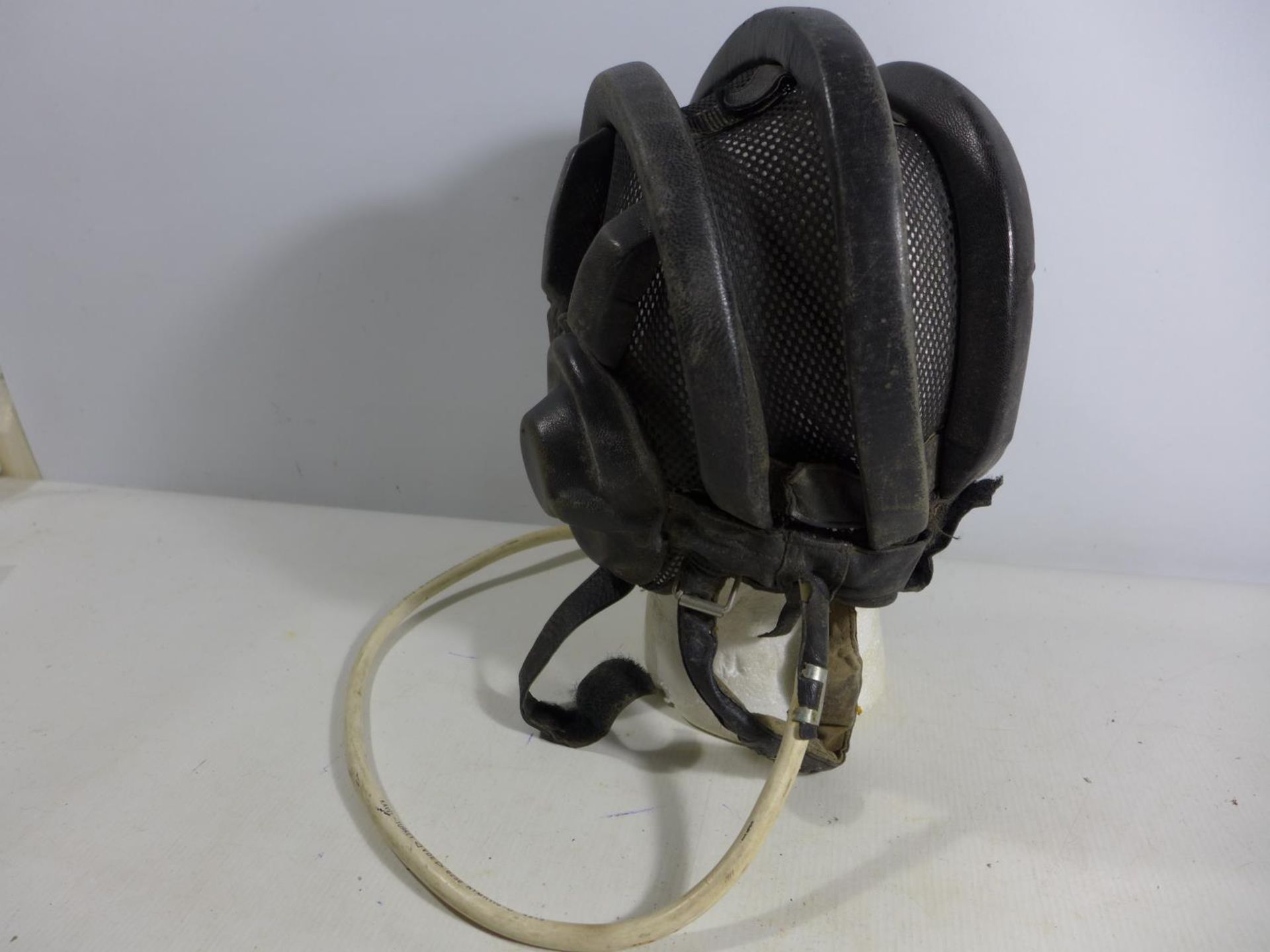 A MID TO LATE 20TH CENTURY LEATHER HELMET - Image 2 of 4