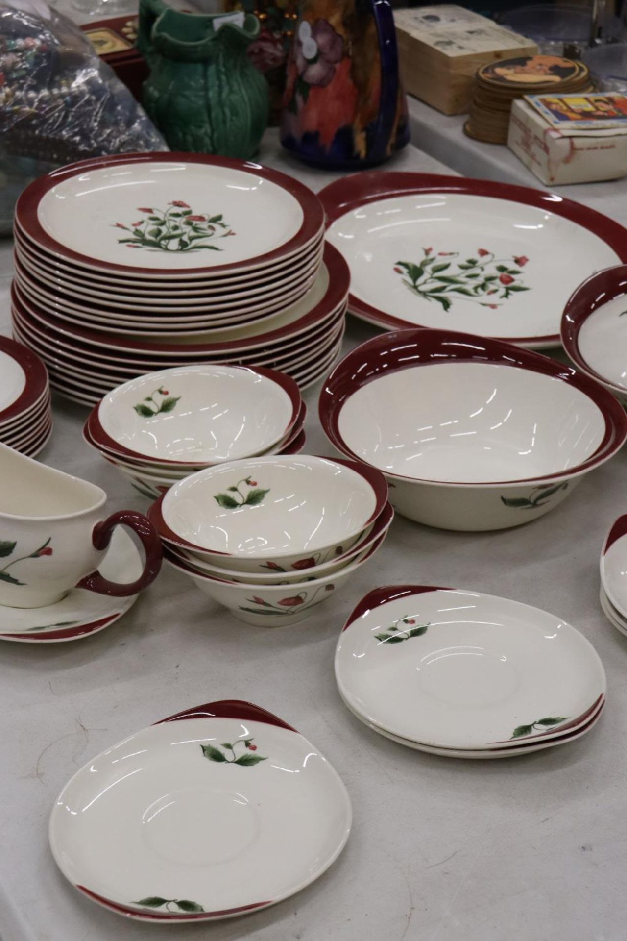 A QUANTITY OF WEDGWOOD 'MAYFIELD DINNER WARE TO INCLUDE VARIOUS SIZES OF PLATES, SERVING BOWLS, - Image 3 of 6