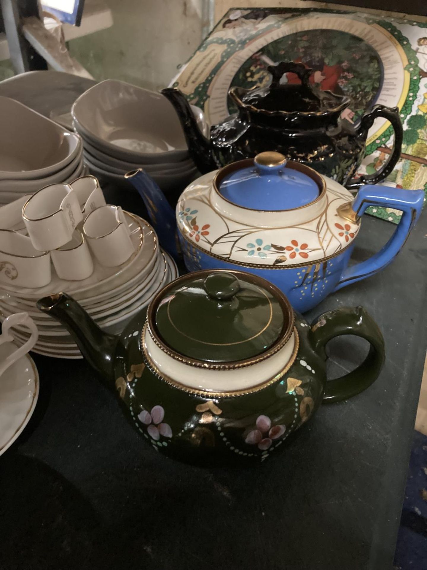 FOUR COLLECTABLE TEA POTS AND VARIOUS WHITE CERAMICS TO INCLUDE CUPS. SAUCERS, BOWLS, PLATES ETC - Image 4 of 4