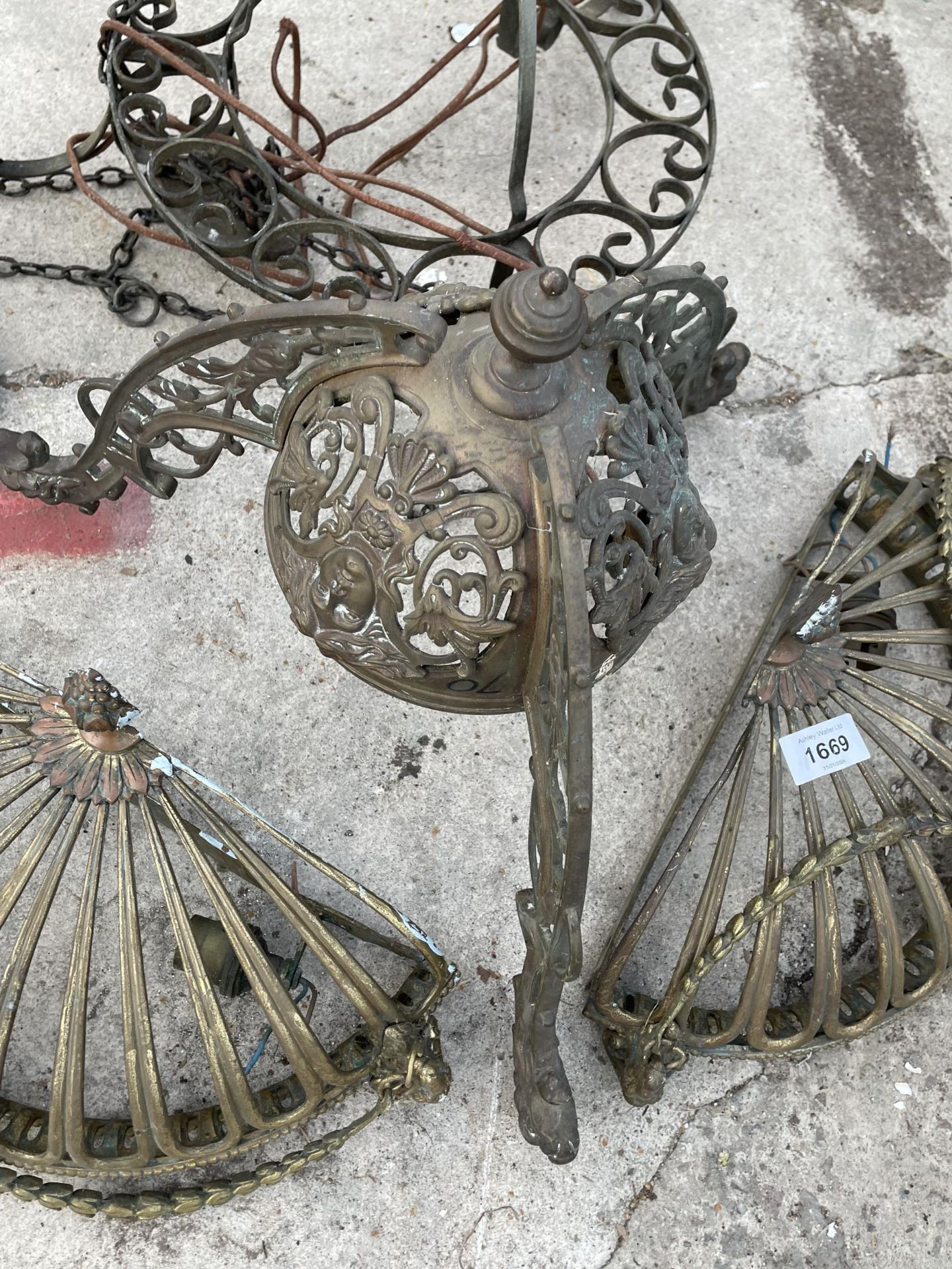 AN ASSORTMENT OF VINTAGE BRASS AND METAL LIGHT FITTINGS - Image 4 of 4