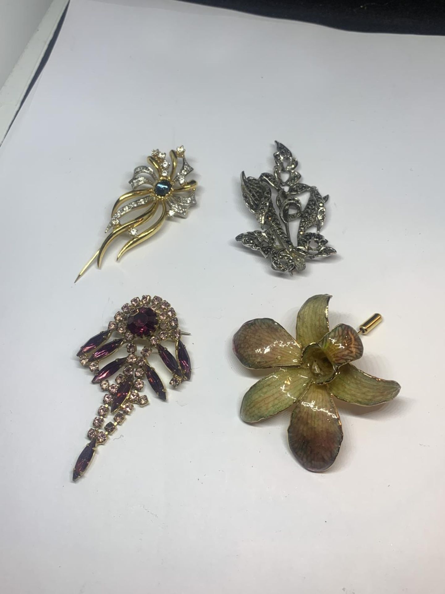 FOUR ASSORTED COSTUME JEWELLERY BROOCHES