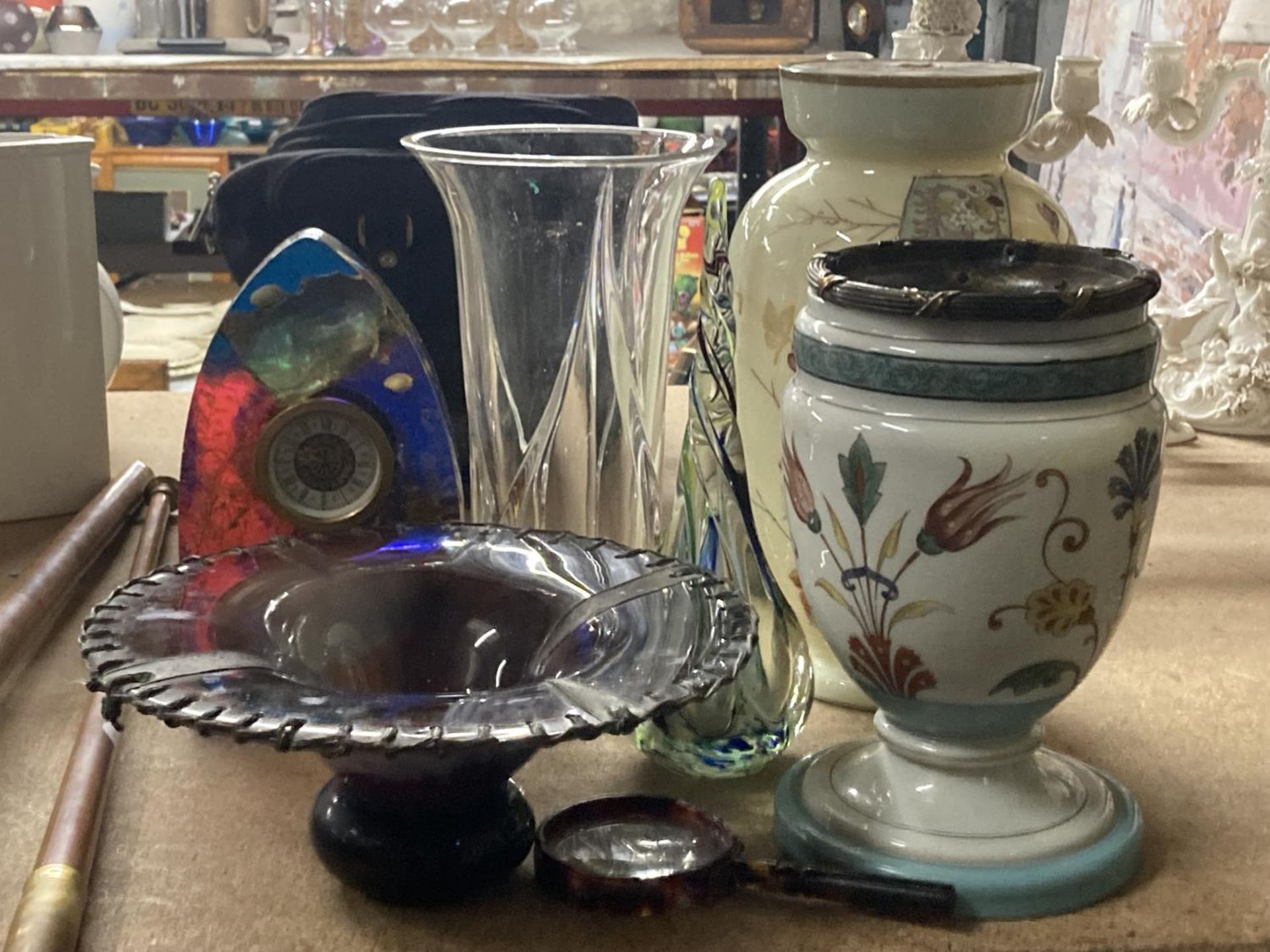 VARIOUS ITEMS TO INCLUDE VASES, MAGNIFYING GLASS, GLASS CLOCK ETC