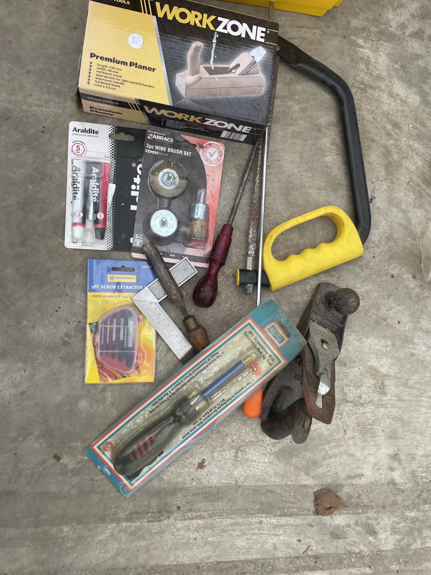AN ASSORTMENT OF TOOLS TO INCLUDE AN AXE, WOOD PLANES AND WIRE BRUSHES ETC - Bild 2 aus 3