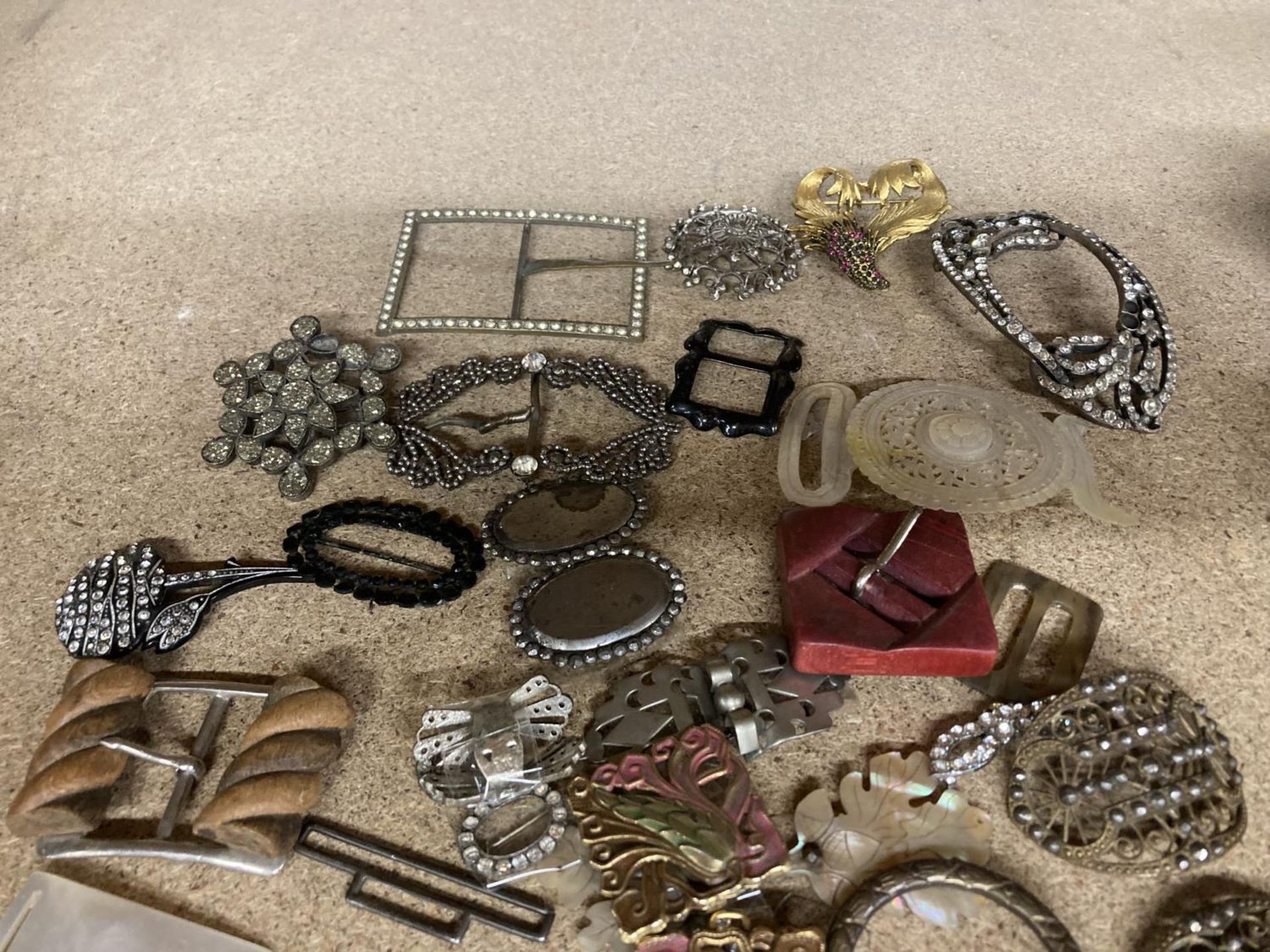 A QUANTITY OF VINTAGE BELT BUCKLES AND BROOCHES - Image 2 of 3