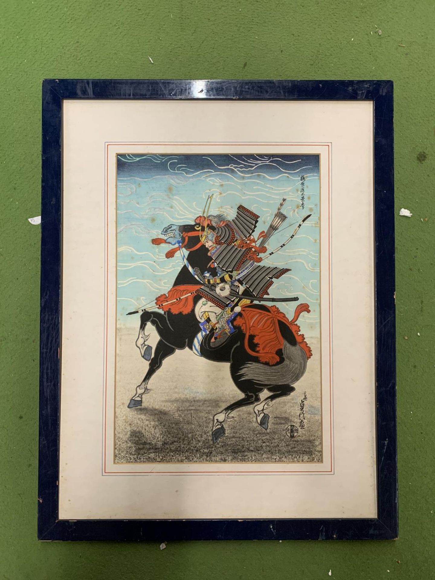 A FRAMED WOODBLOCK PRINT OF THE JAPANESE 'WARRIOR KAJIWARA KAGESUE', 45CM X 59CM