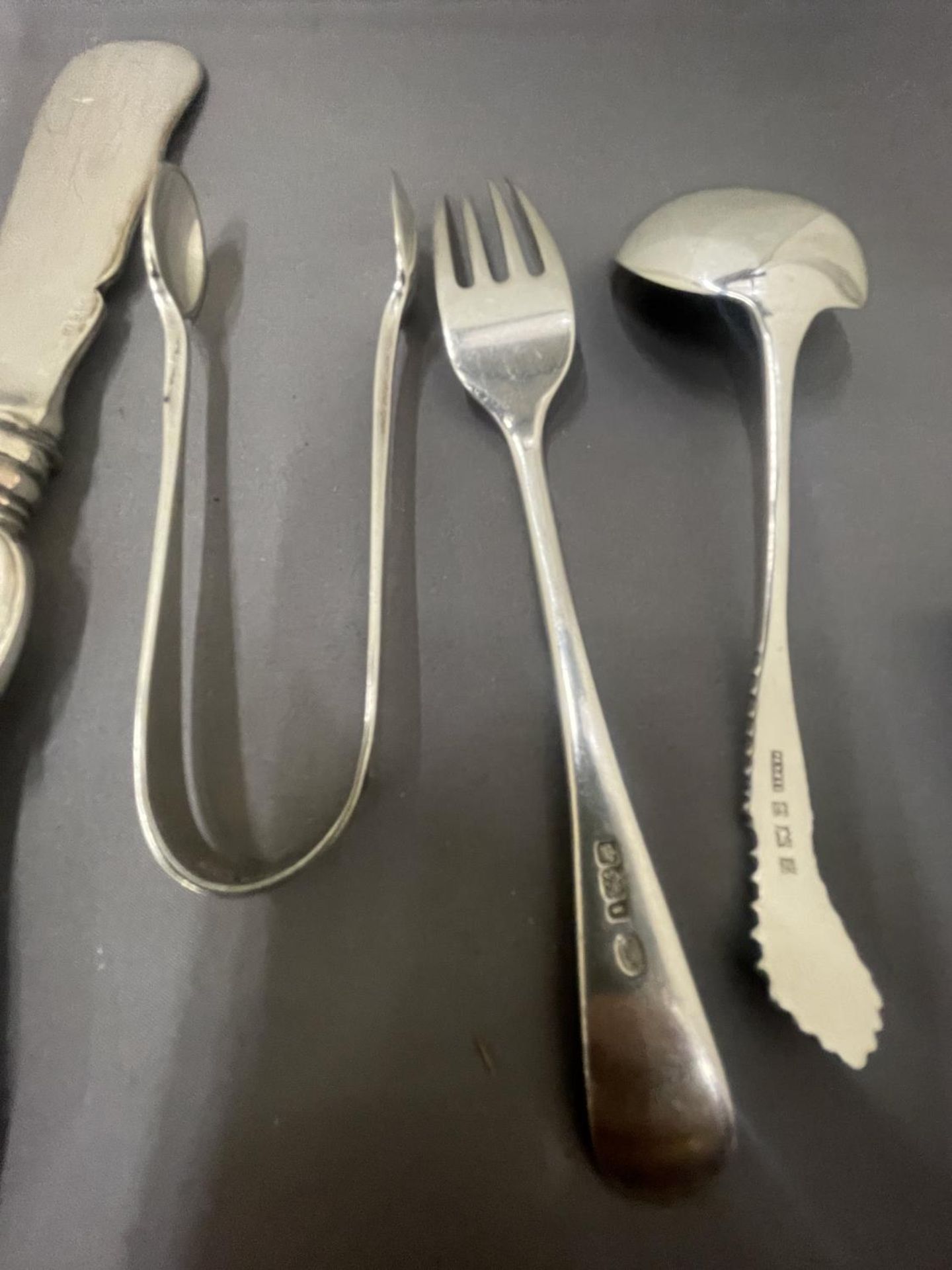 EIGHT VARIOUS MARKED SILVER ITEMS TO INCLUDES SPOONS, NIPS, FORKS ETC GROSS WEIGHT 167 GRAMS - Image 9 of 10