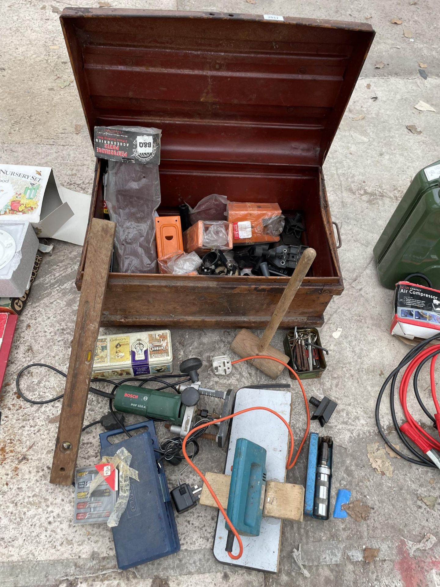 A VINTAGE TRAVEL TRUNK WITH AN ASSORTMENT OF TOOLS TO INCLUDE A BOSCH ROUTER, ALAN KEYS AND DRILL