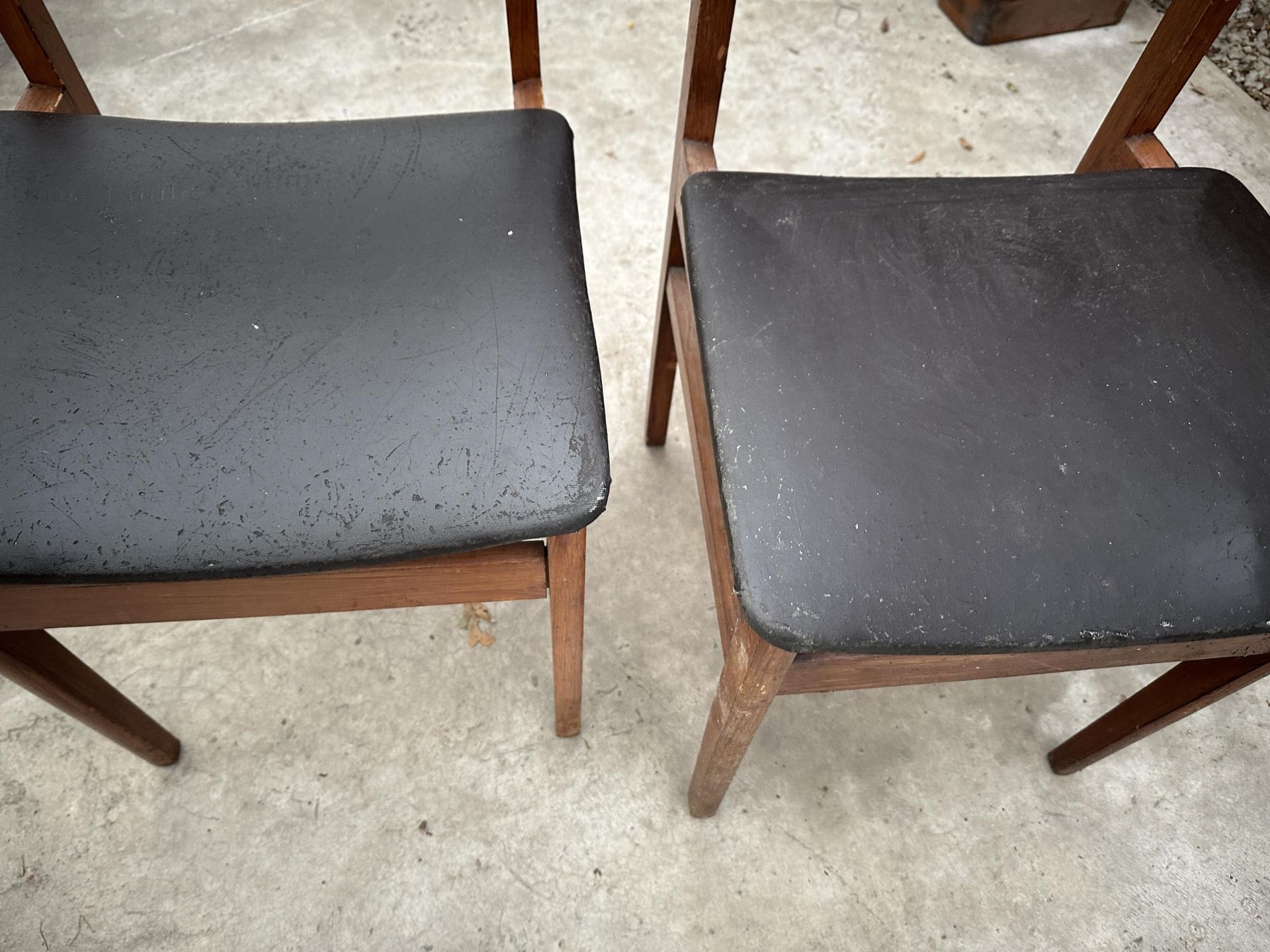 A RETRO TEAK GATE LEG DINING TABLE, 57" X 32.5" OPEN (7.5" CLOSED), AND FOUR CHAIRS - Image 6 of 6