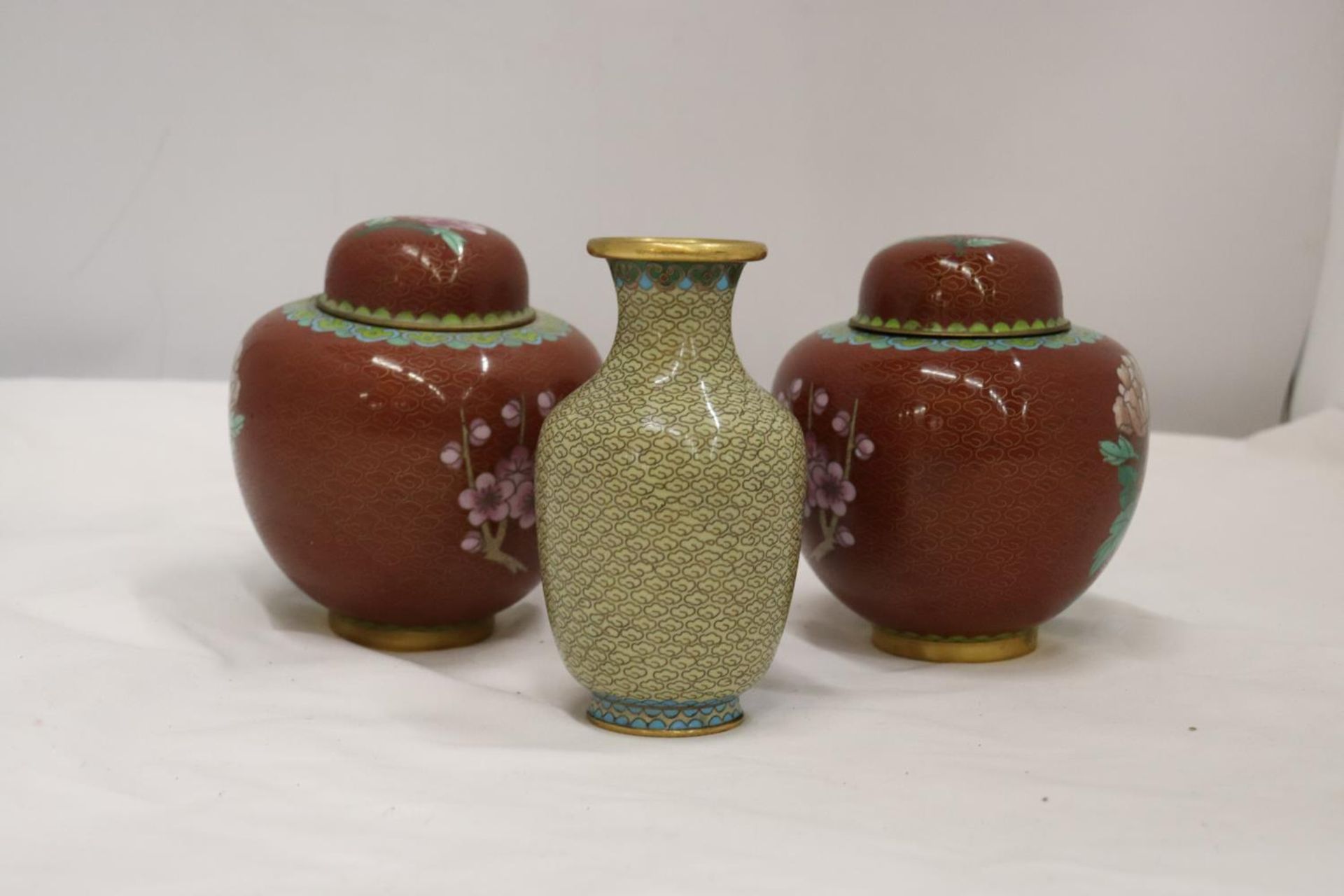 THREE PIECES OF CLOISONNE, TO INCLUDE TWO GINGER JARS AND A VASE - Image 3 of 5