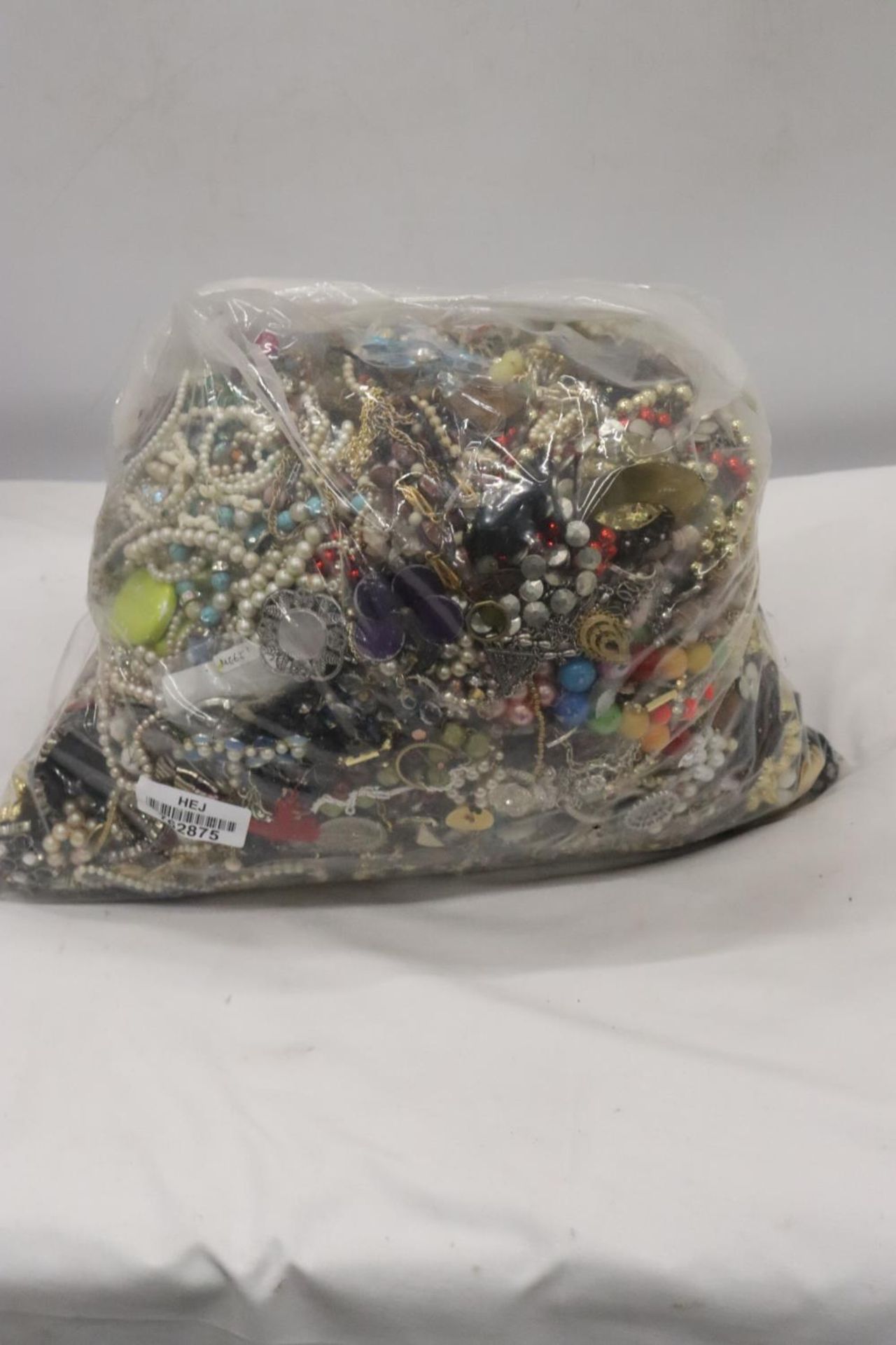 A 12 KG BAG OF ASSORTED VINTAGE COSTUME JEWELLERY - Image 4 of 4