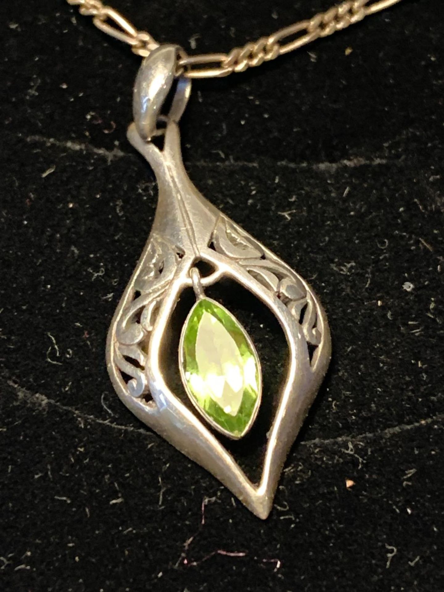 A SILVER PERIDOT NECKLACE IN A PRESENTATION BOX - Image 2 of 2